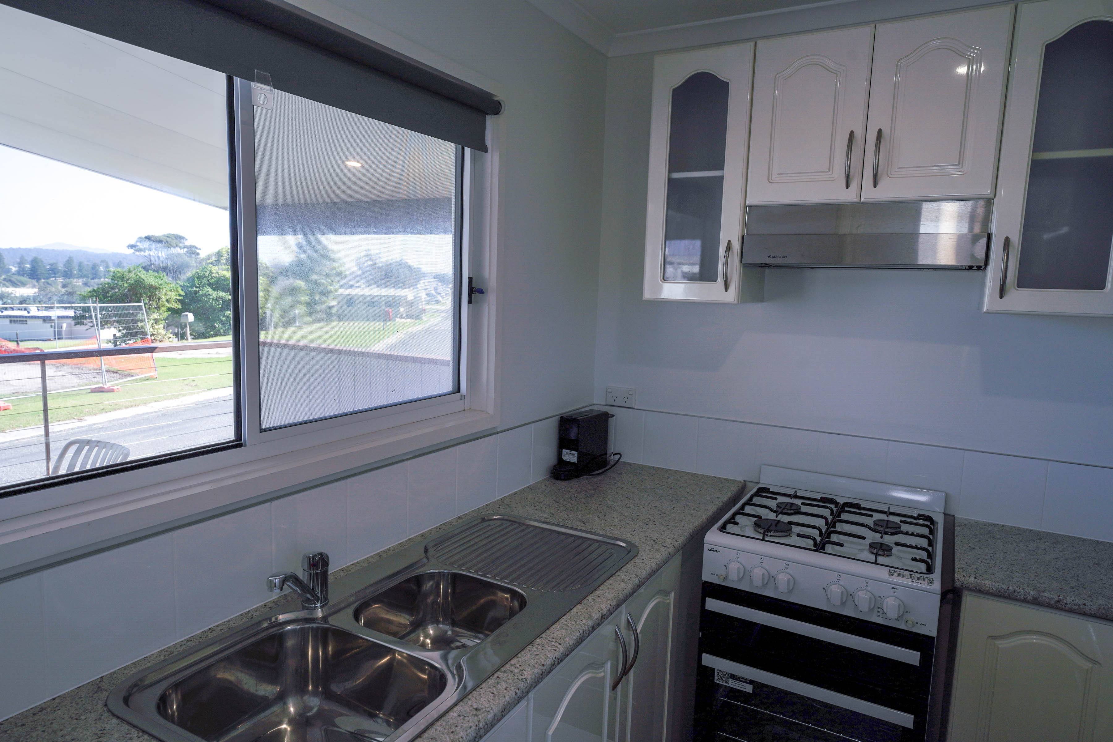 Bermagui Superior Cabin 4 - kitchen