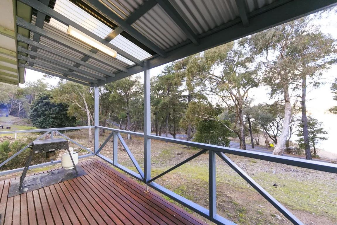 Burrinjuck Waters Standard Cabin - sleeps 6 verand