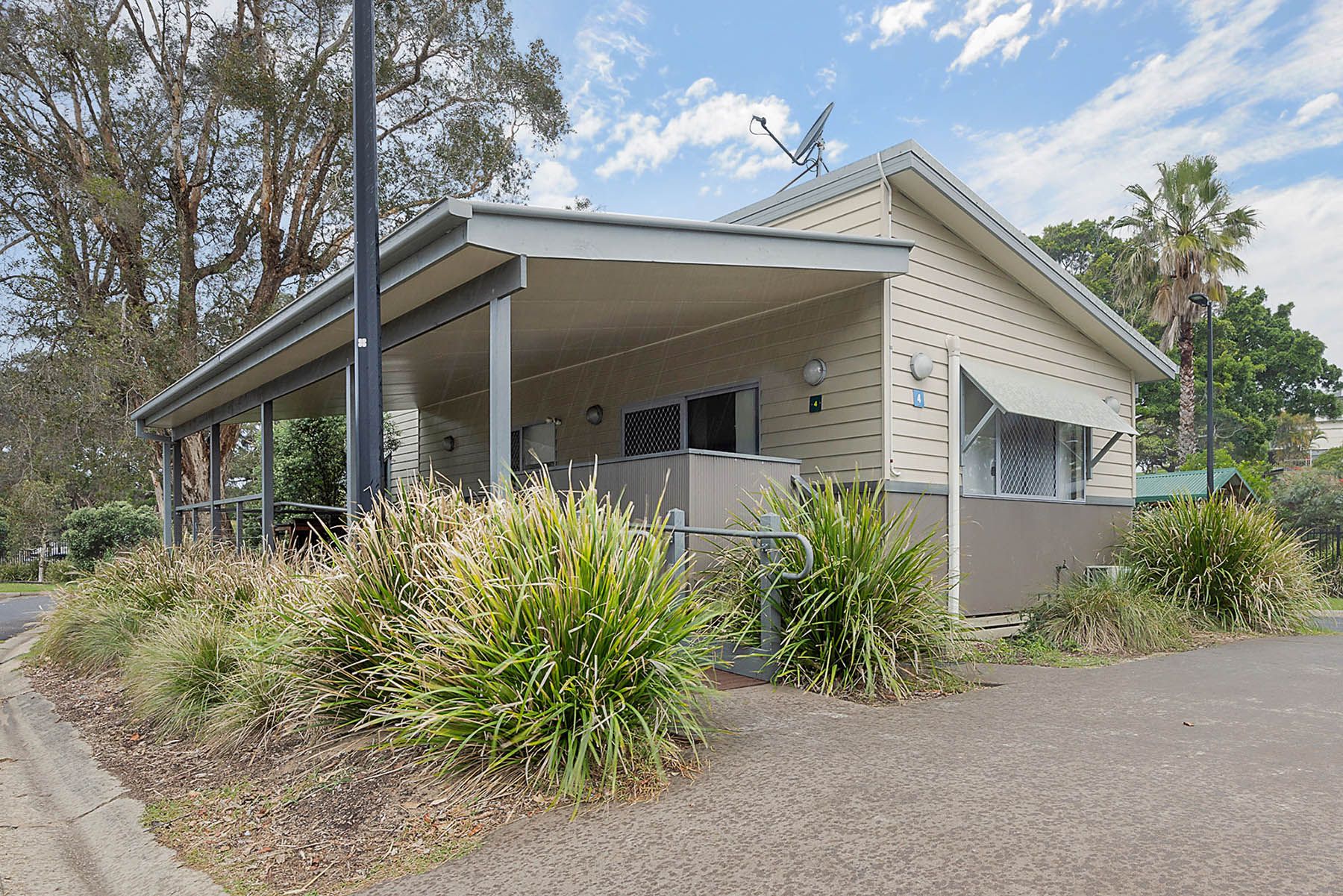 Scotts Head Deluxe Cabin sleeps 5- accessible - ex