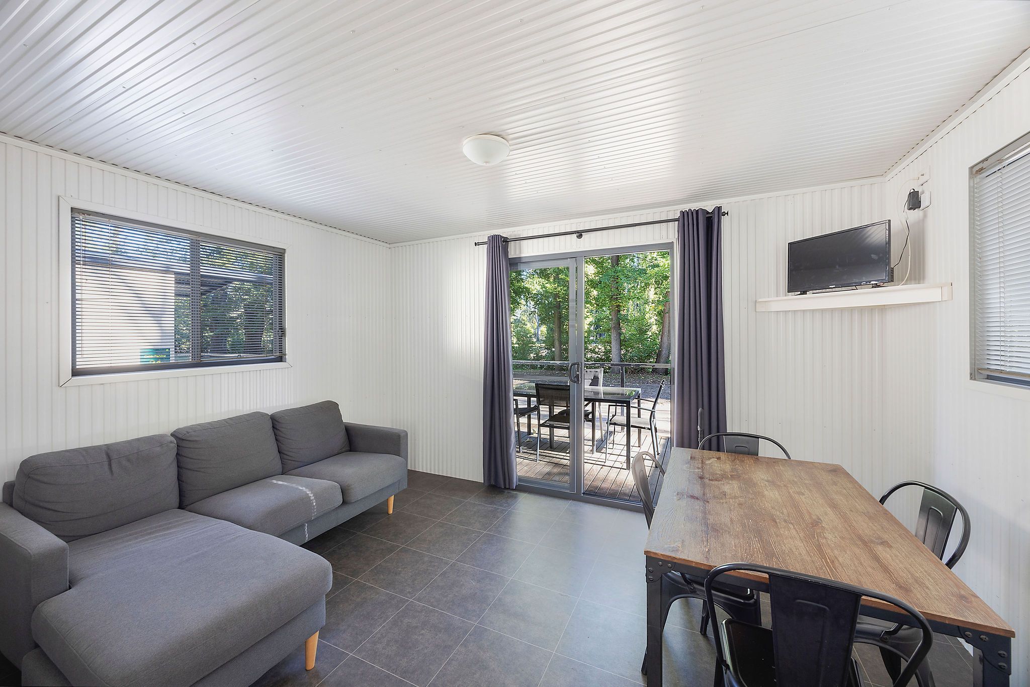 Tumut Standard Cabin - Sleeps 5 - Riverbreeze - living dining