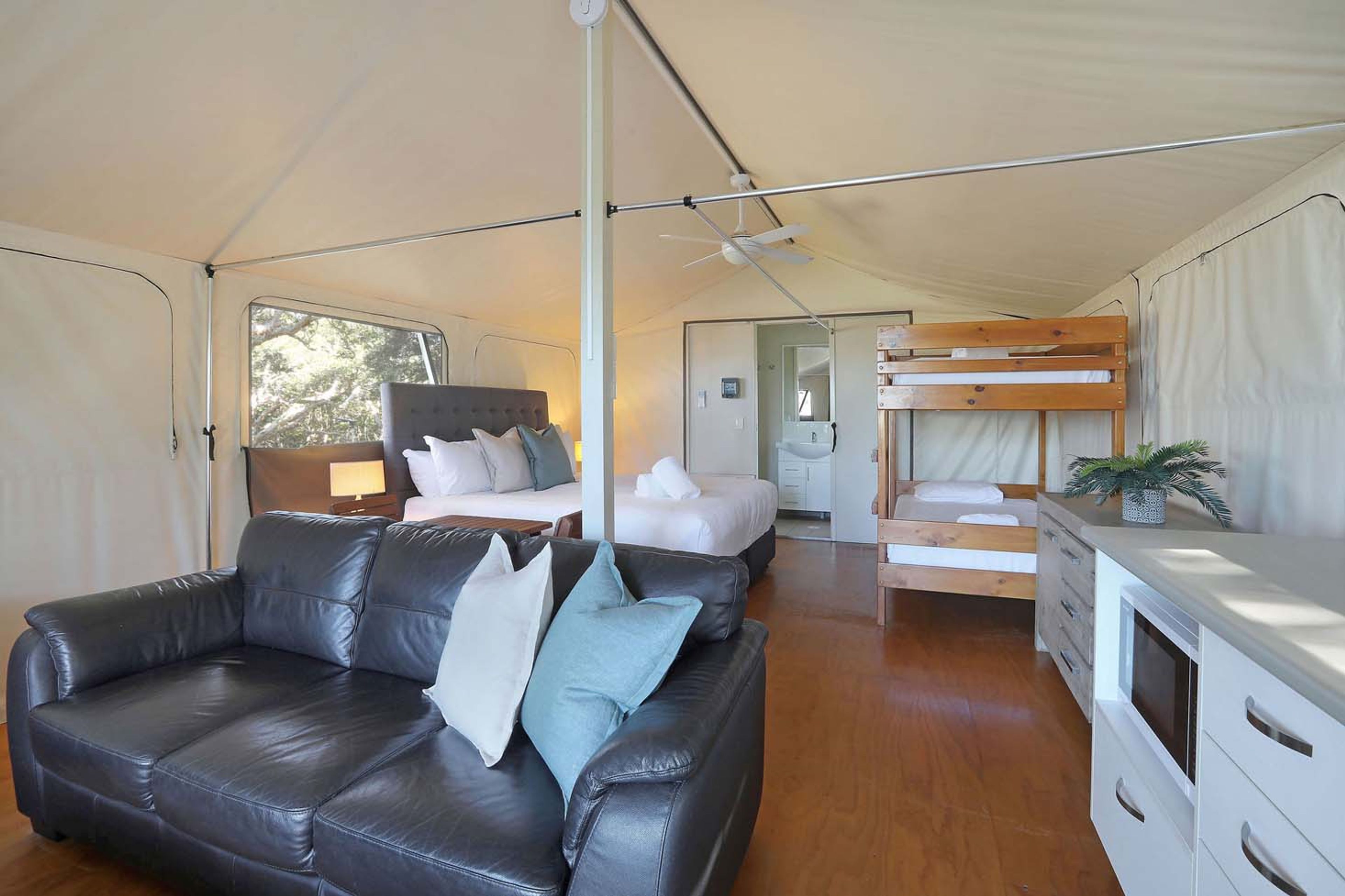 Bonny Hills Deluxe Beach Tent - sleeps 4 kitchen