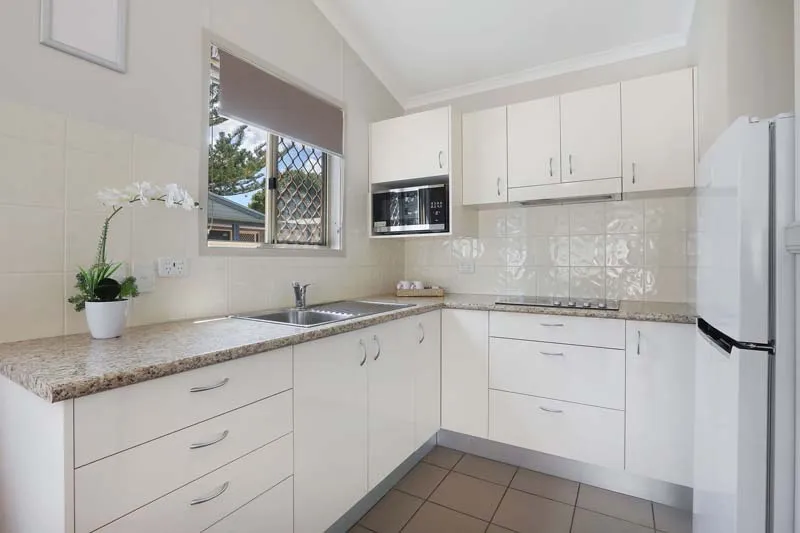 Tuncurry - Deluxe Cabin - Sleeps 5 - Kitchen