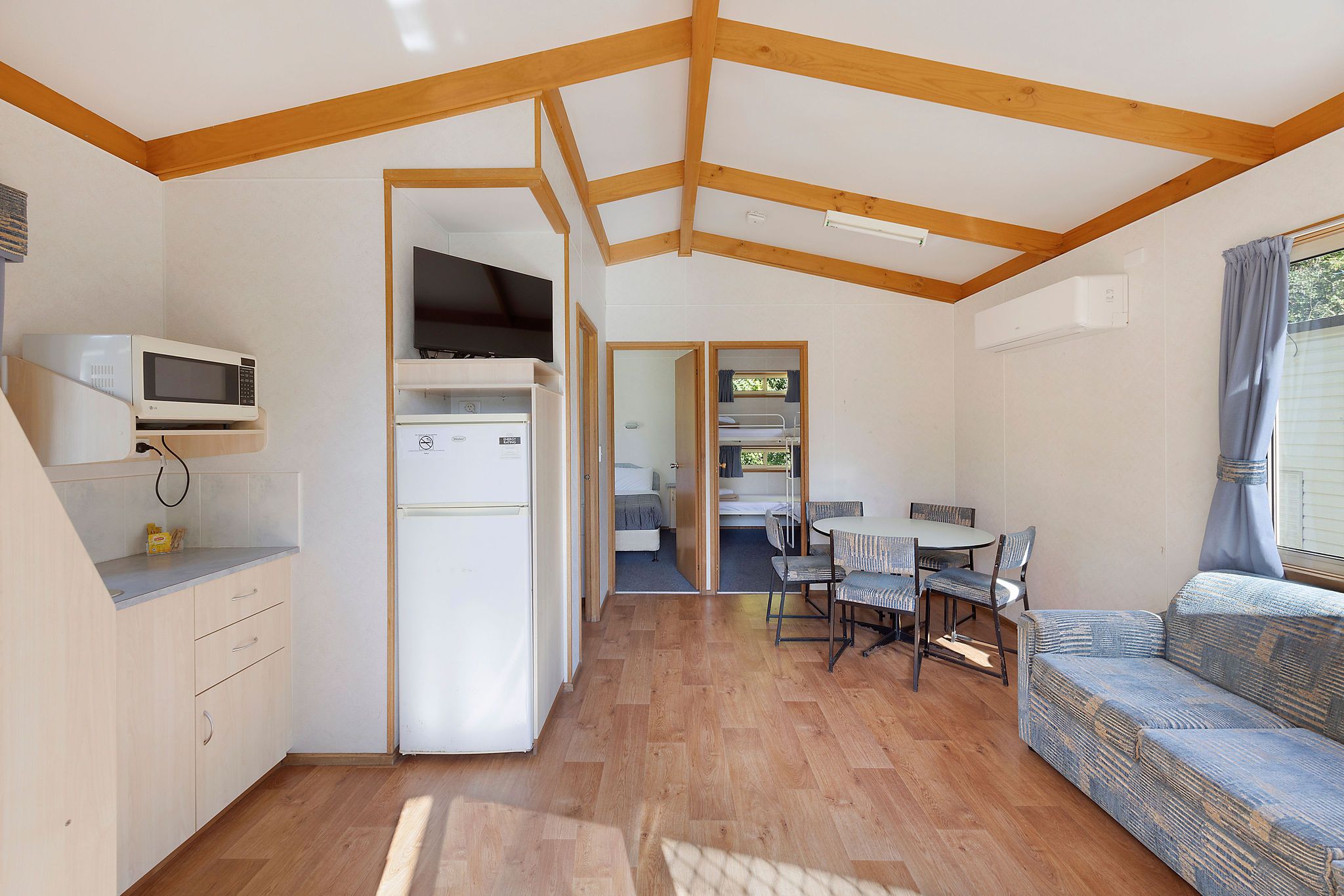 Tumut  Standard Cabin - Sleeps 6 - Jayco - kitchen dining