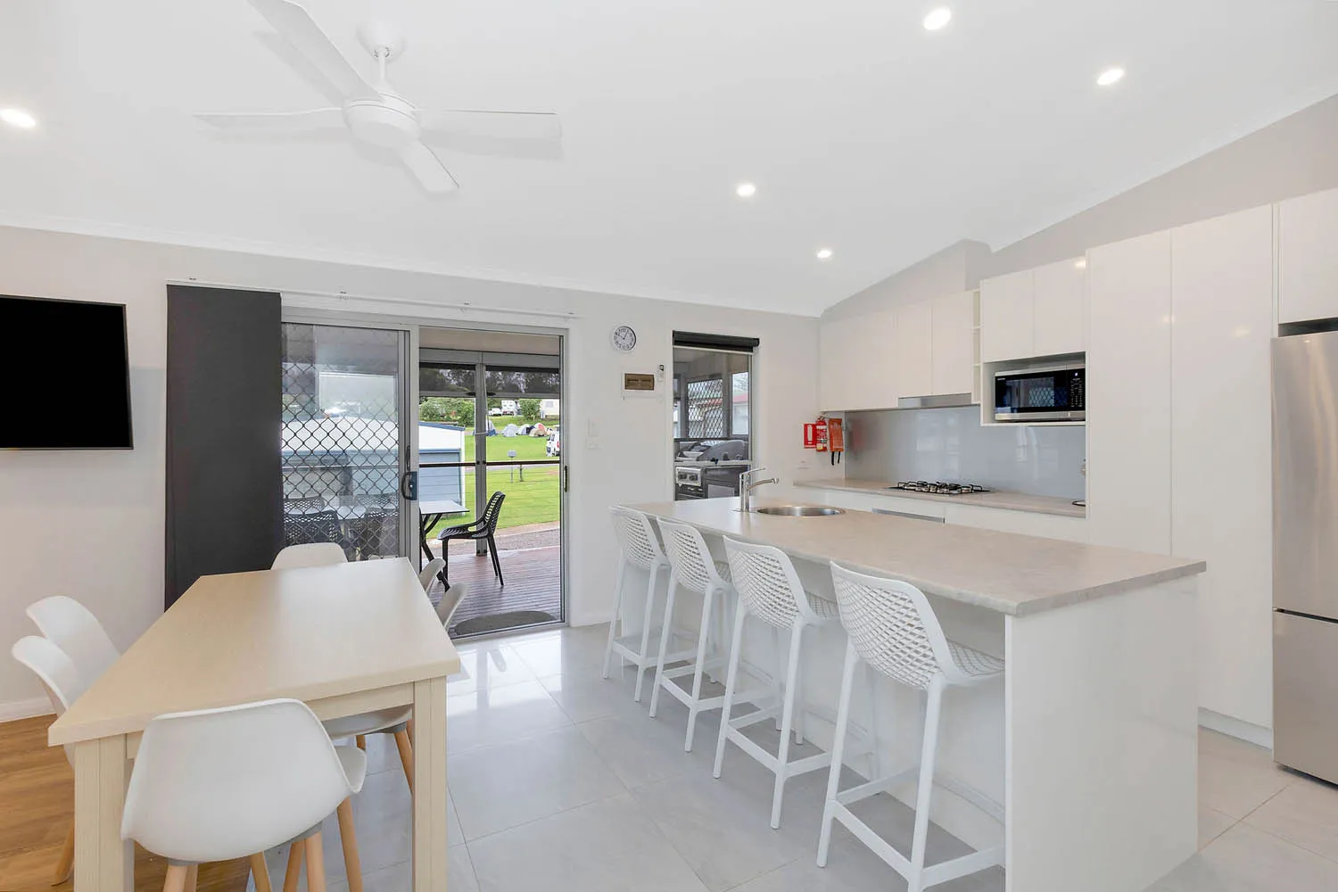 Bermagui Superior Villa - sleeps 6 kitchen-dining 