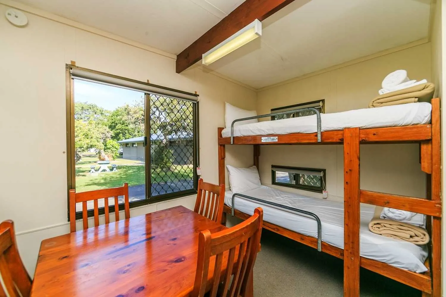 Lennox Head - Deluxe Cabin - Sleep 4 - Dog Friendl