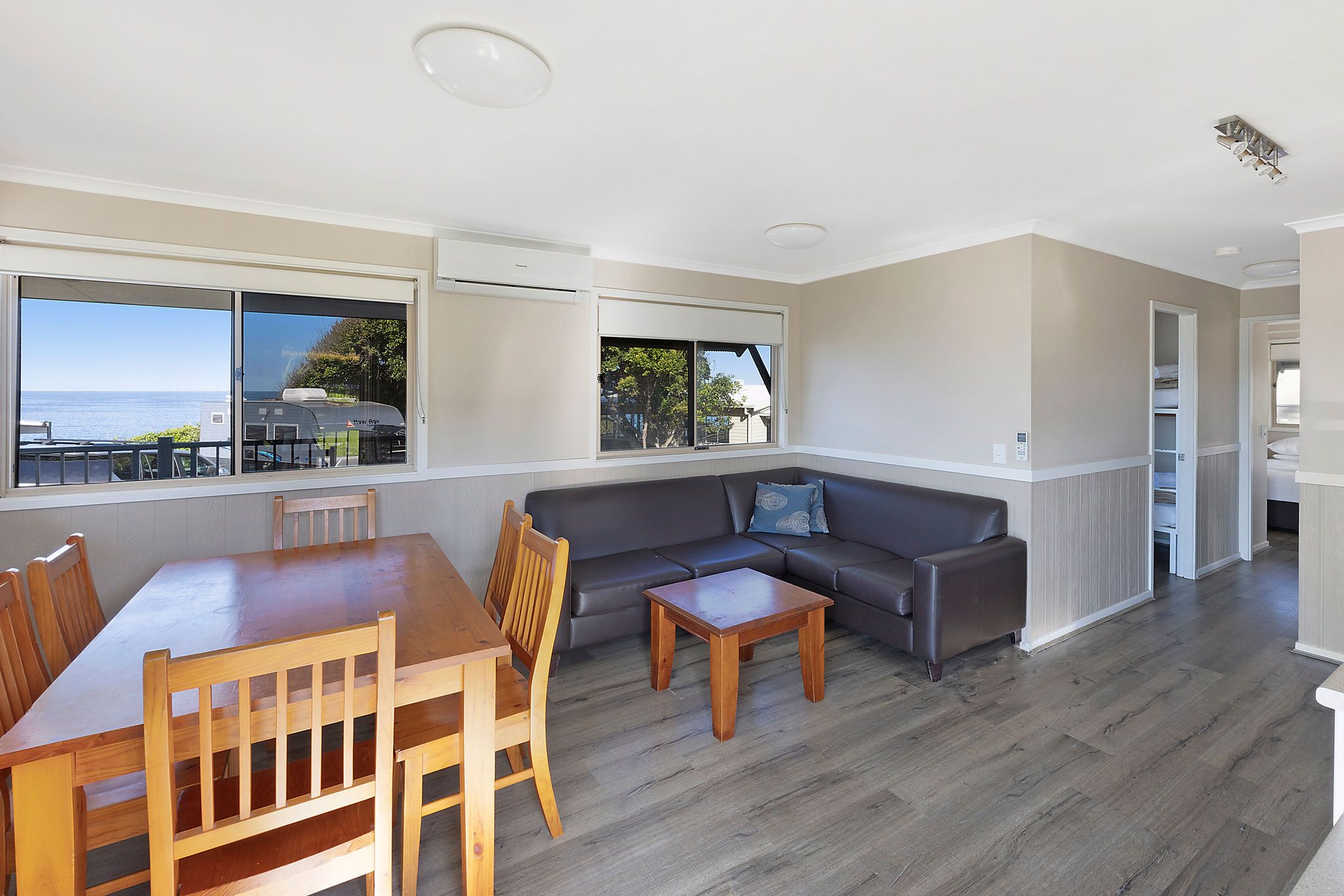 Bonny Hills Deluxe Cabin - Sleeps 5 - Dining-Livin