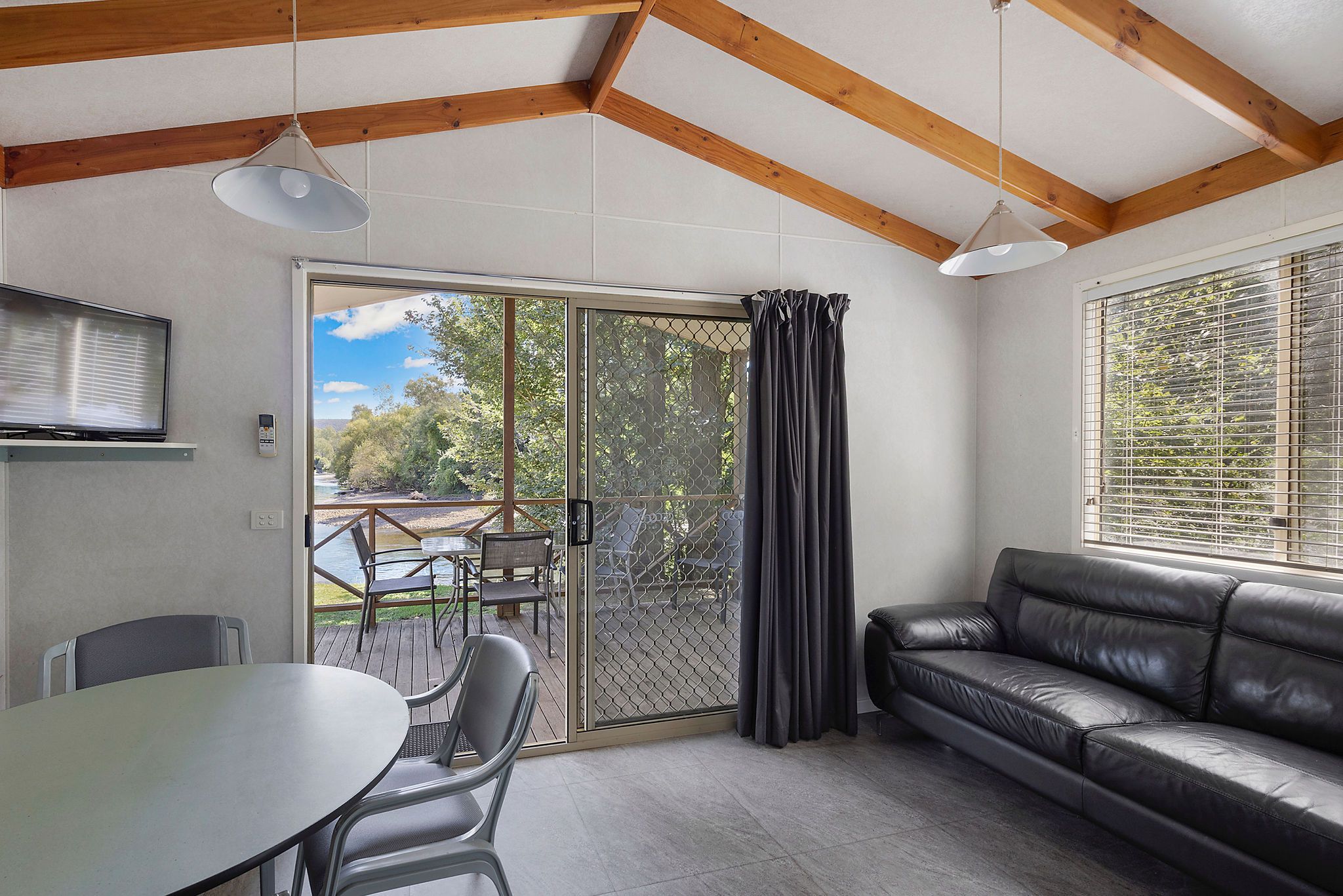 Tumut Deluxe Cabin - Sleeps 5 - lounge