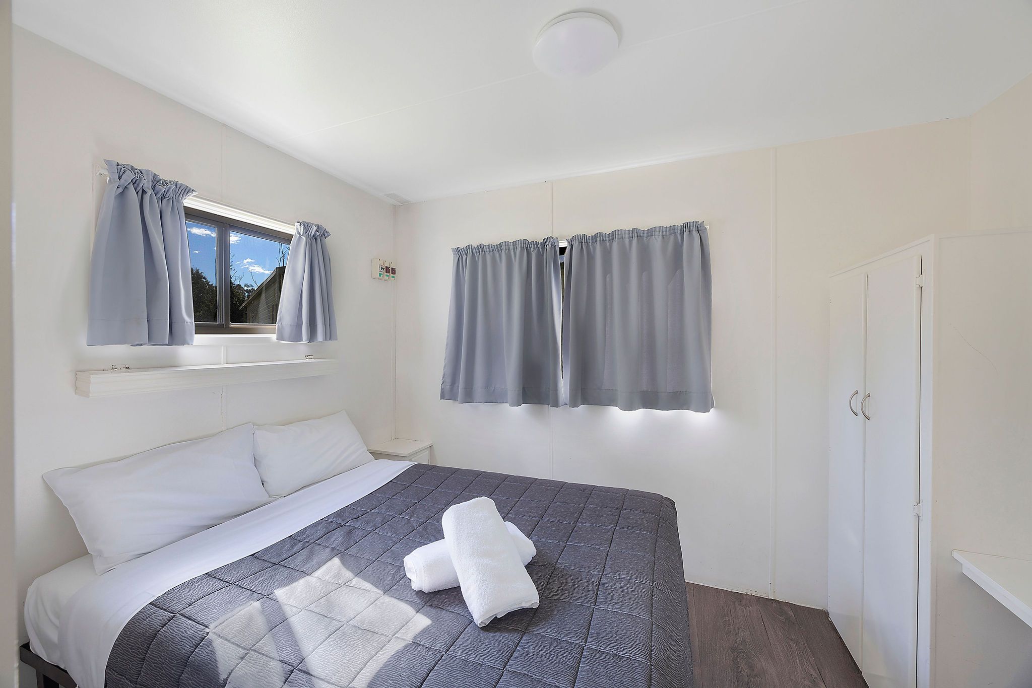 Tumut Economy Cabin - Sleeps 6 - bedroom