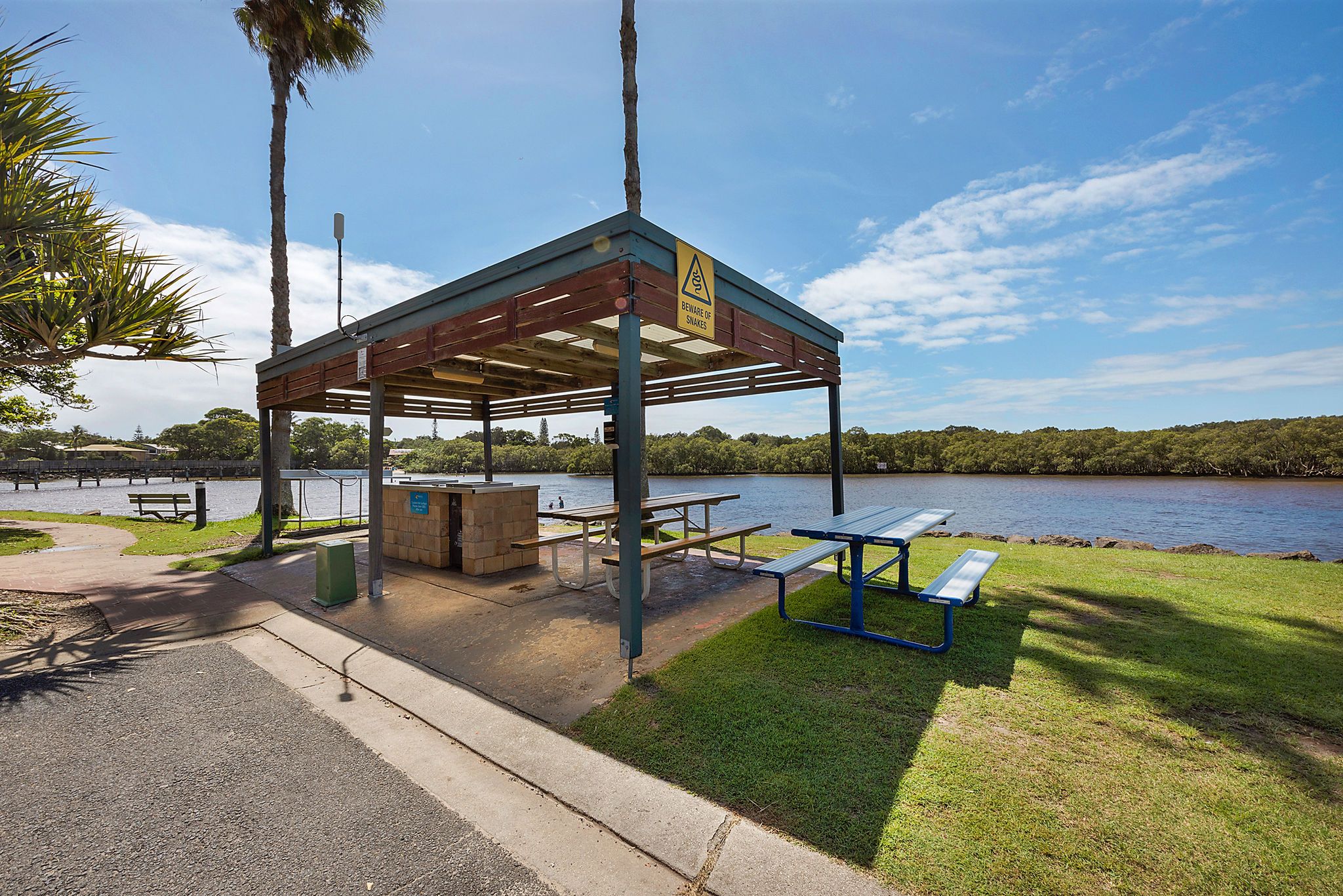 Brunswick Heads caravan park BBQ area