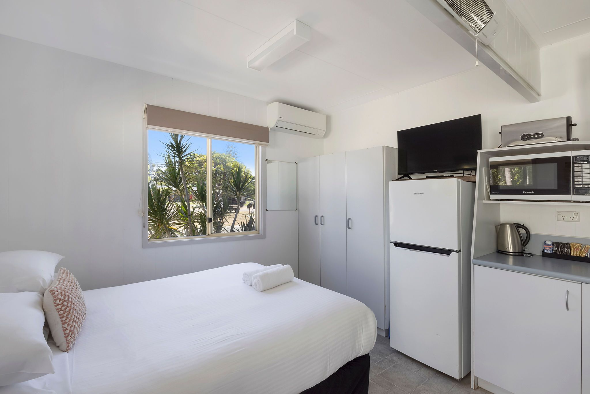 Forster Beach - Economy Cabin - Sleeps 4 - Main Bed