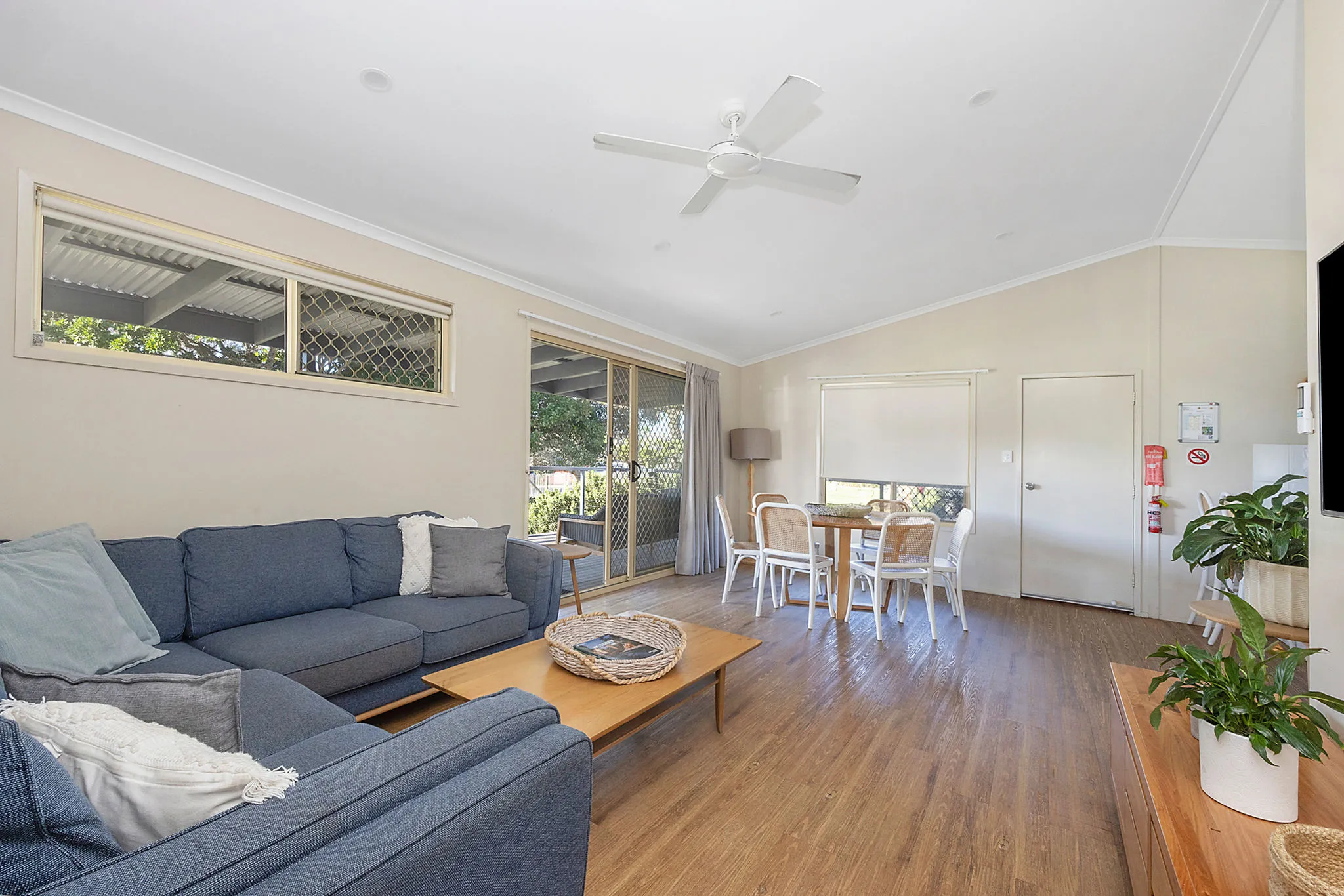 Lennox Head Superio Cabin - sleeps 7 - lounge