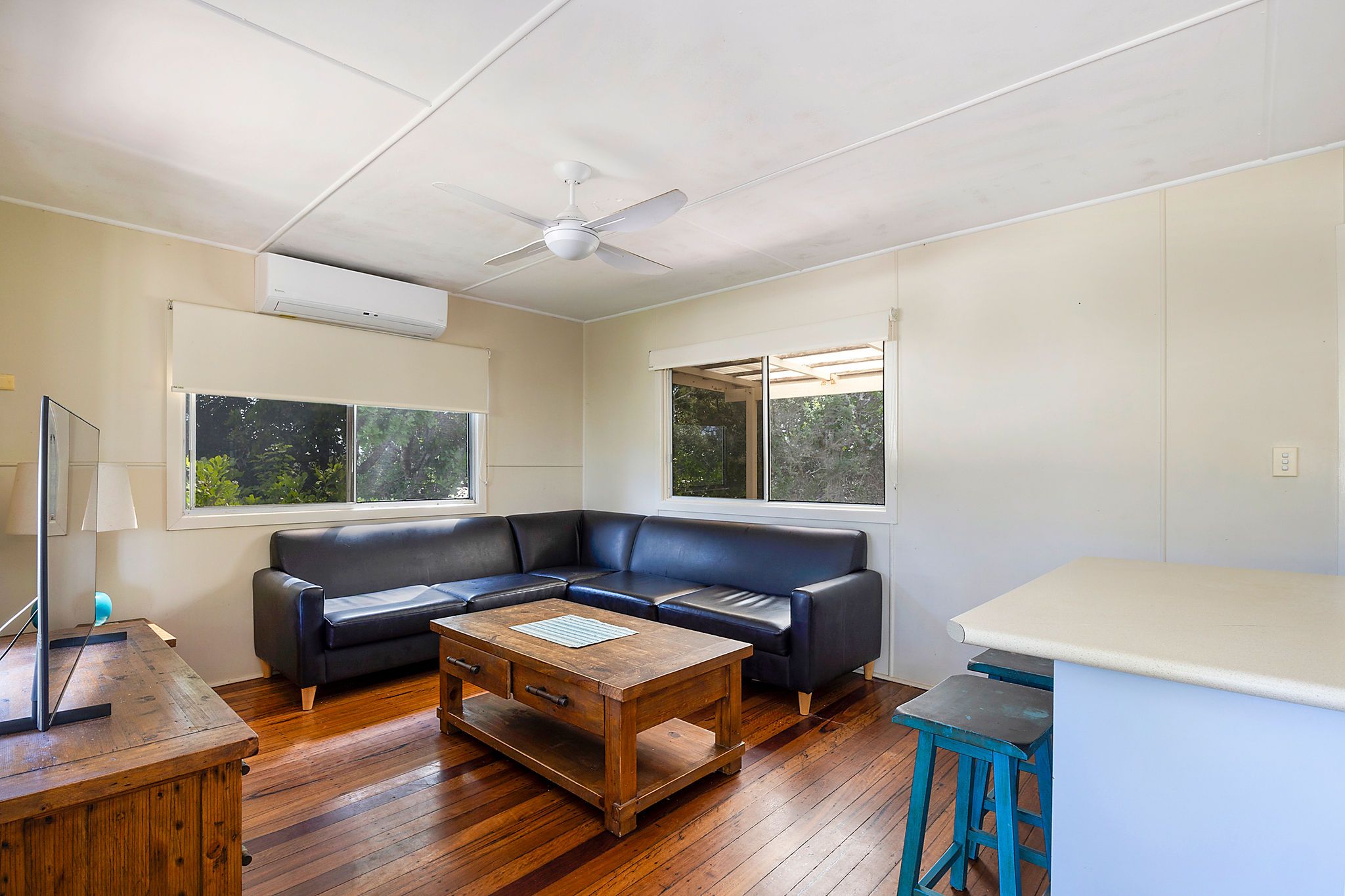 Red Rock Deluxe Cabin Sleeps 4 - living room