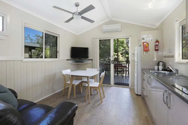 Mylestom - Standard Cabin - Sleeps 4 - Dining