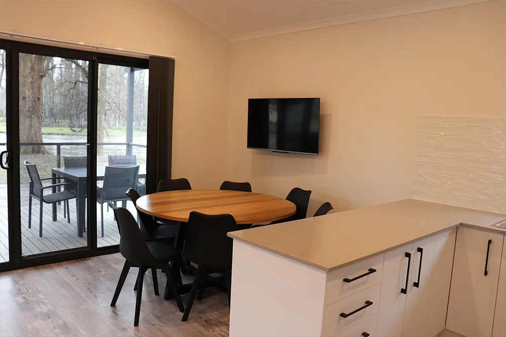 Tumut River Premium 3 bedroom cabin - kitchen-dining