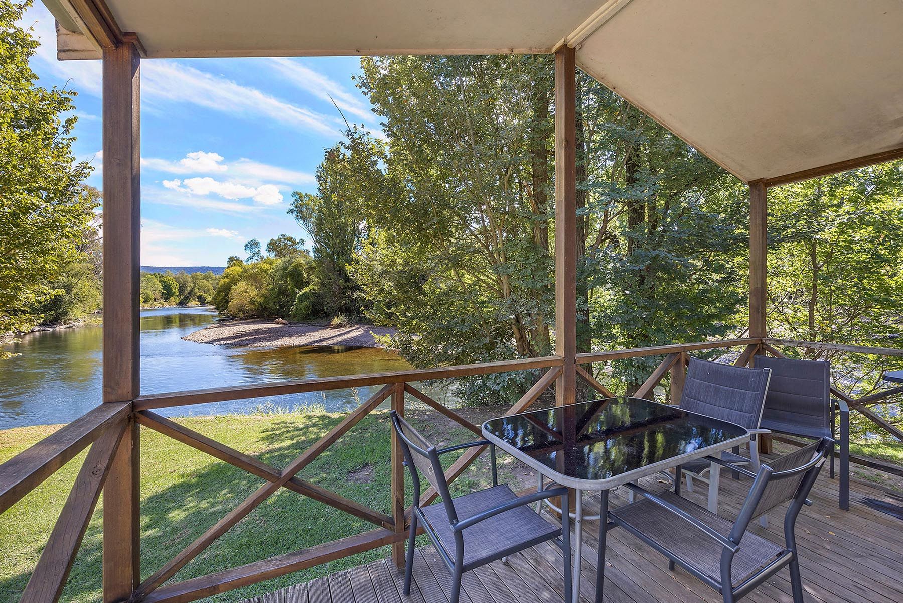 Tumut Deluxe Cabin - Sleeps 5 - verandah