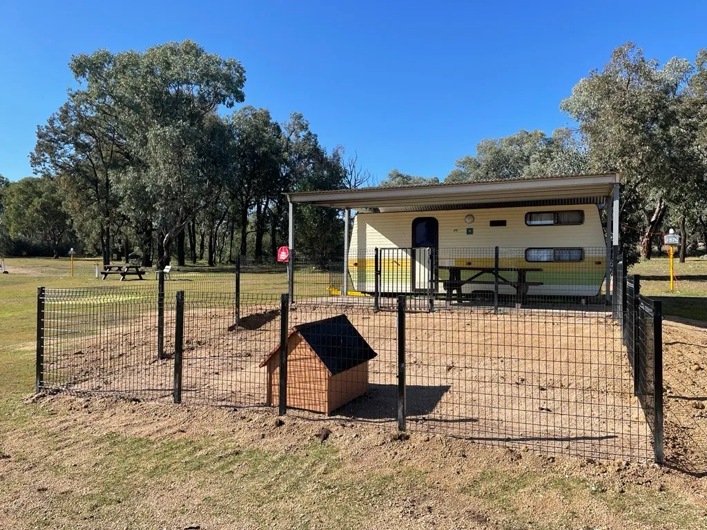 Copeton Economy Van sleeps 6 dog friendly - fenced exterior