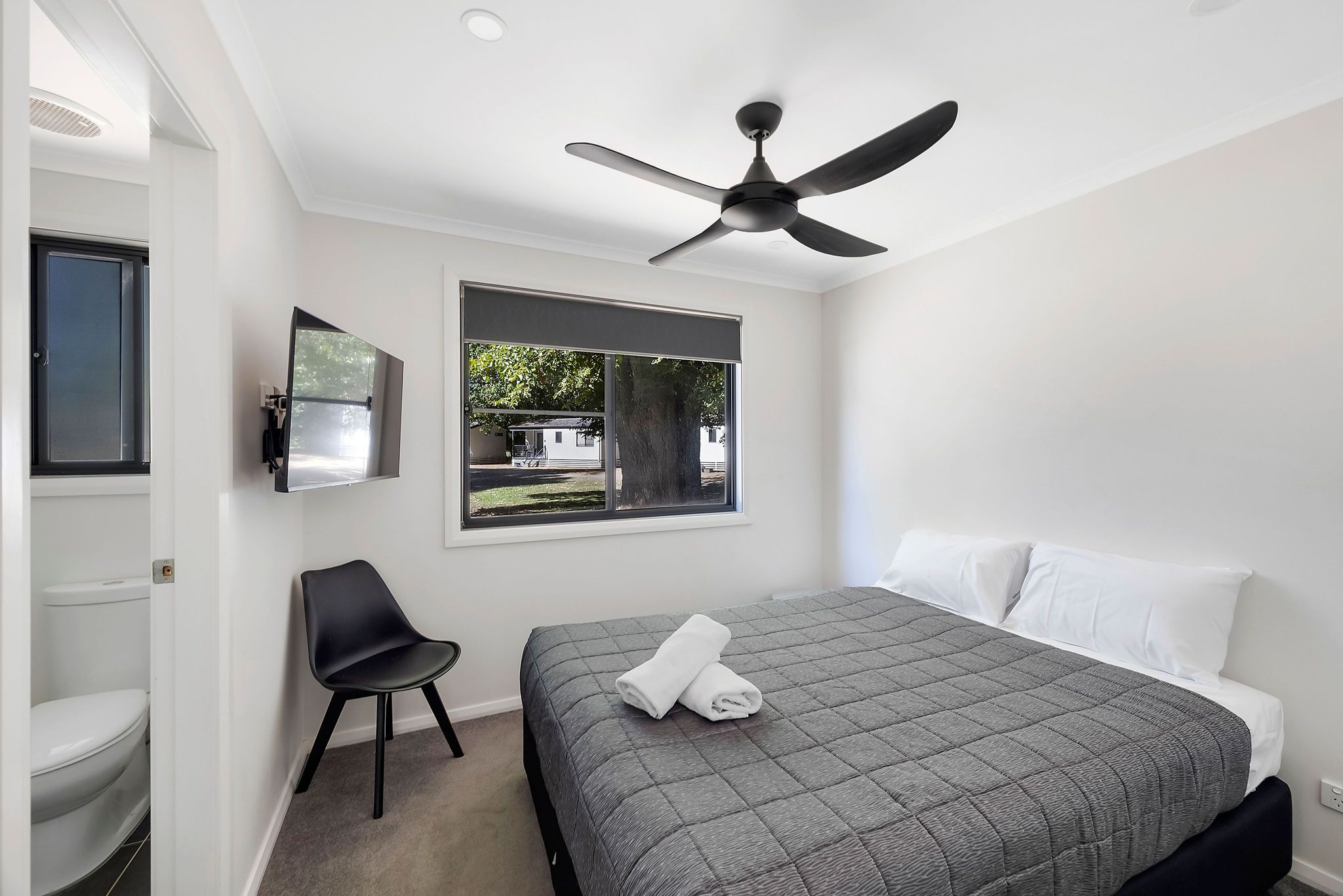 Tumut Premium 3 Bedroom Cabin - Sleeps 9 - main bedroom