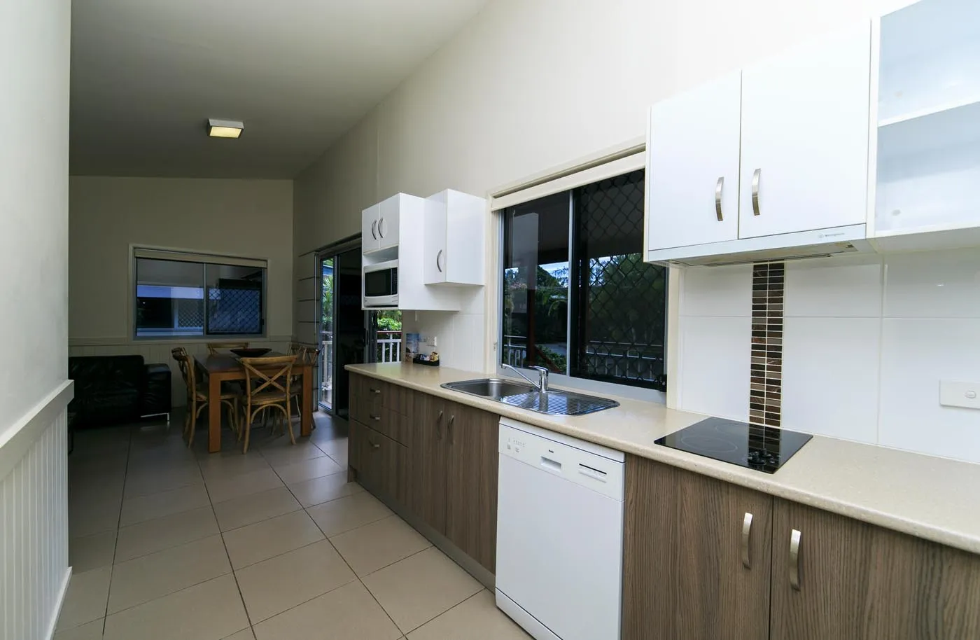 Byron Bay - Deluxe Cabin - Sleeps 6 - Kitchen