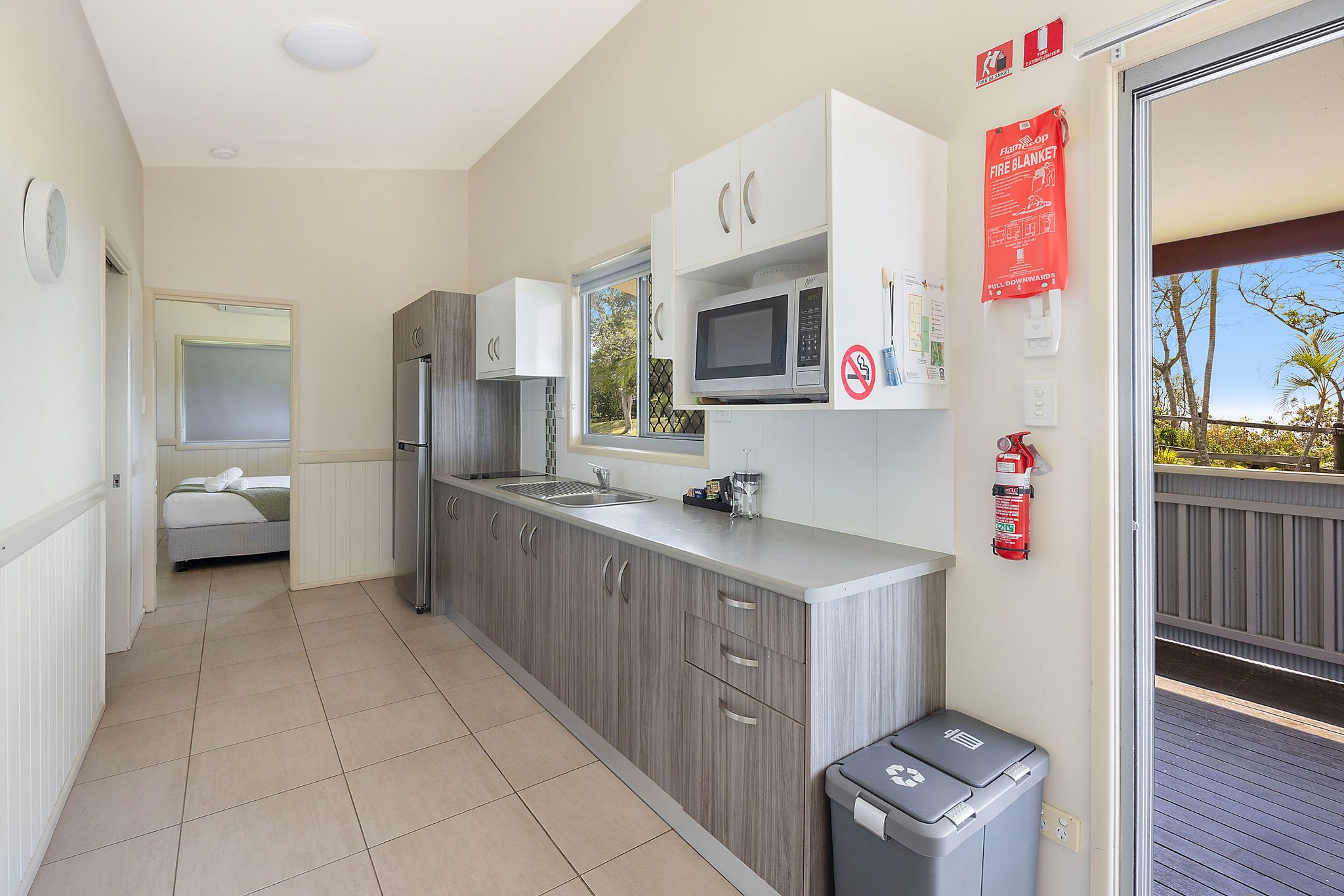 Nambucca Heads Deluxe Cabin - Sleeps 6 - kitchen