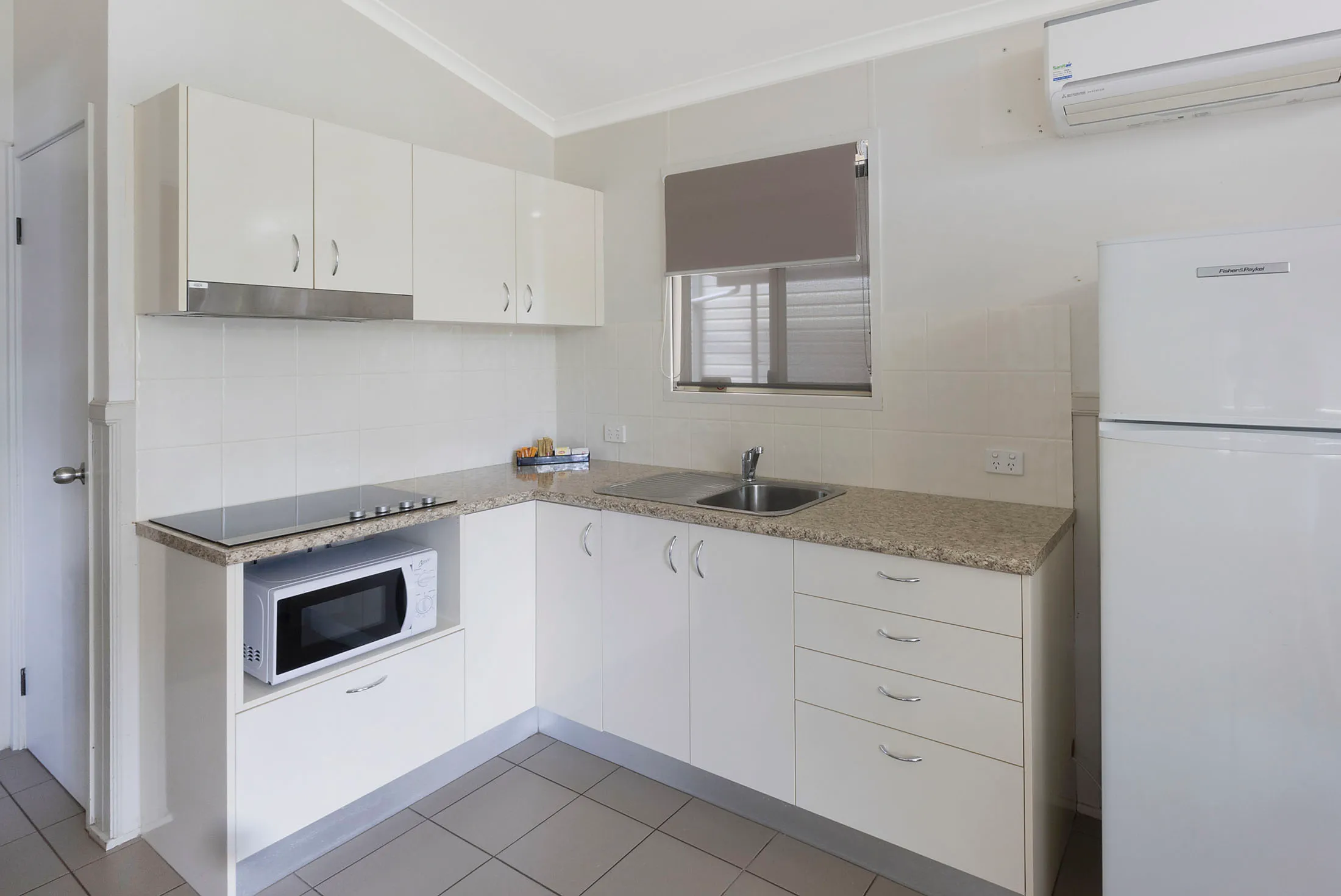 Tuncurry Deluxe Cabin - sleeps 4 - kitchen