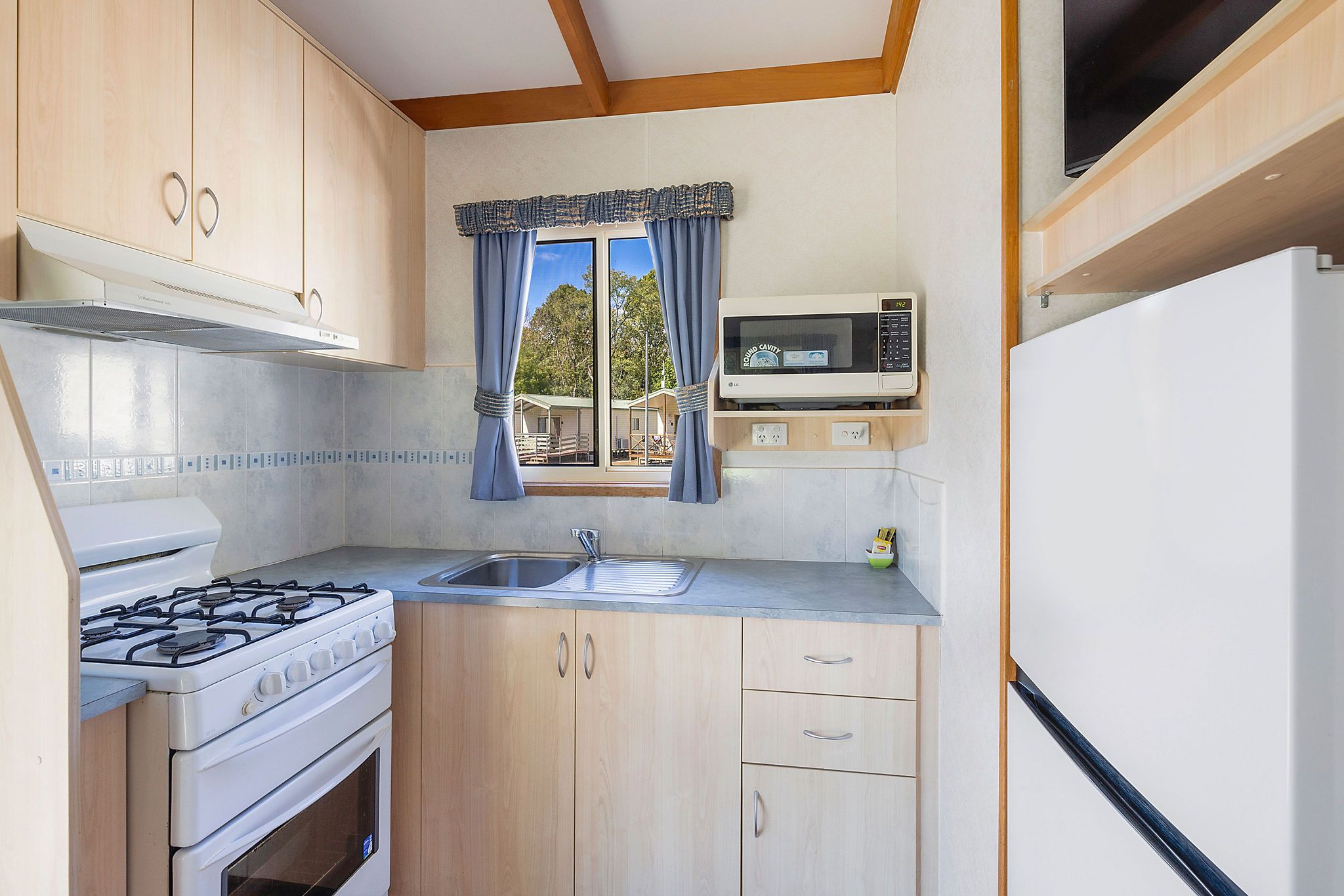 Tumut Standard Cabin - Sleeps 5 - Jayco - kitchen