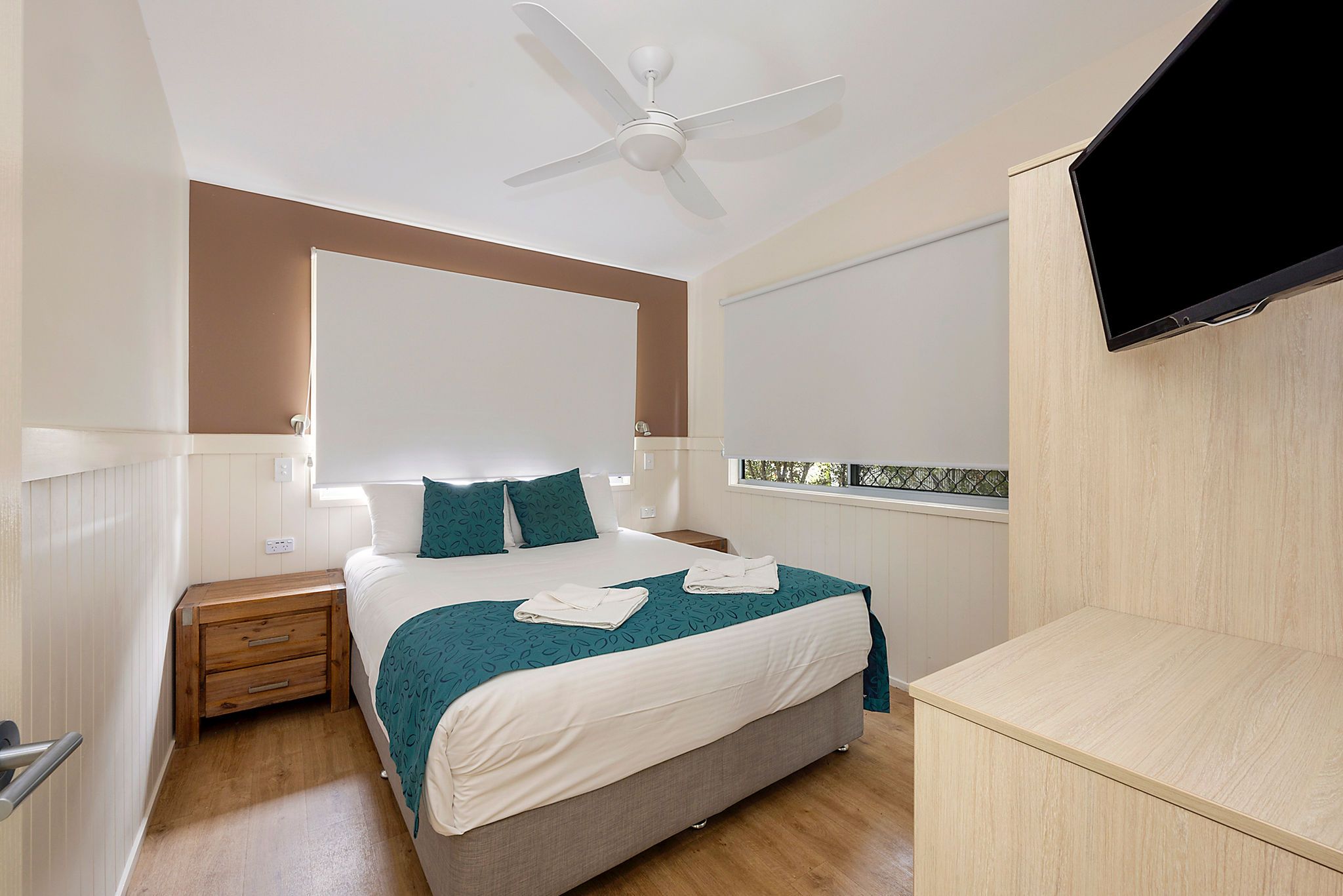 Superior cabin - sleeps 7 - master bedroom - telev