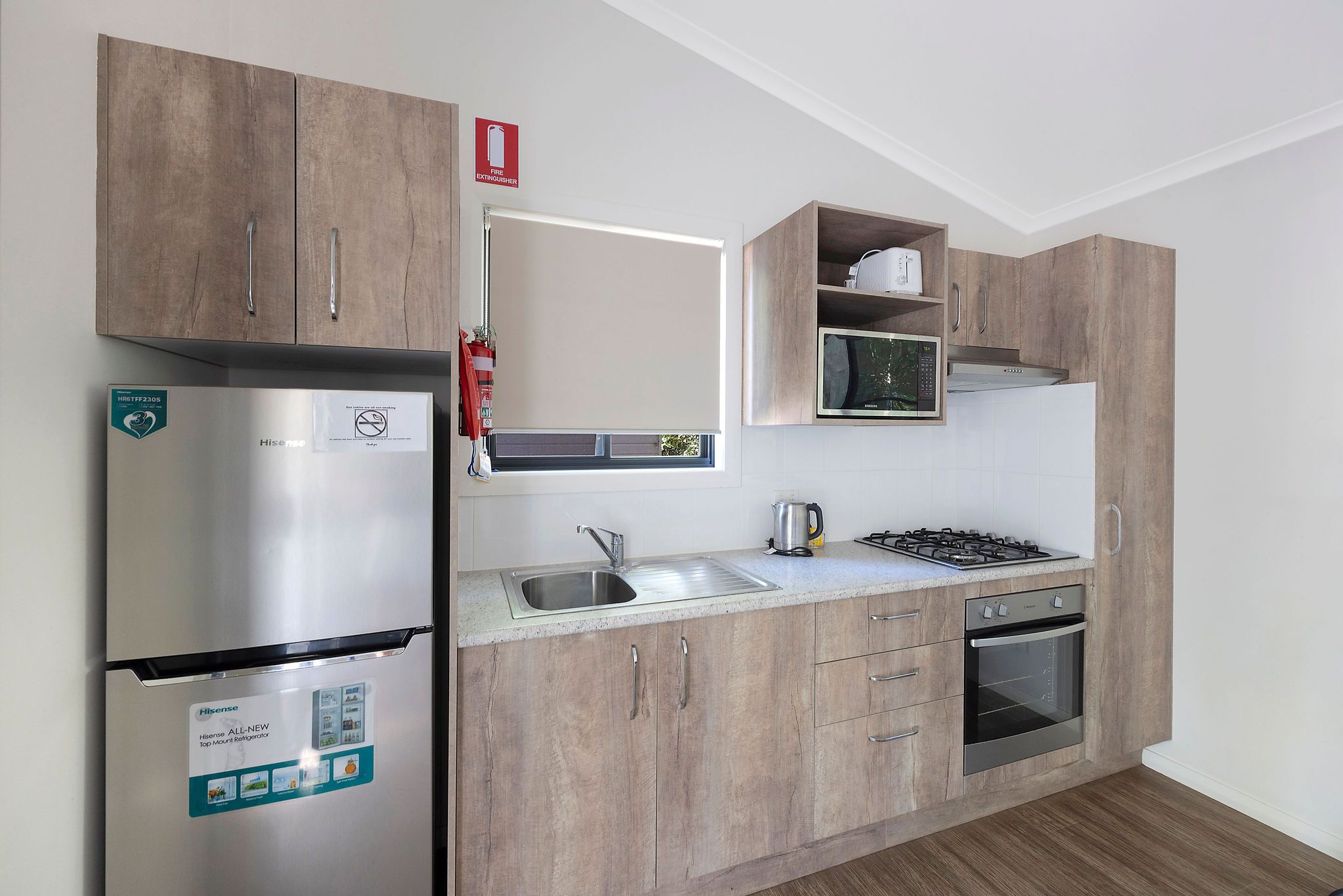 Tumut  Premium 2 Bedroom Cabin - Sleeps 6 - kitchen