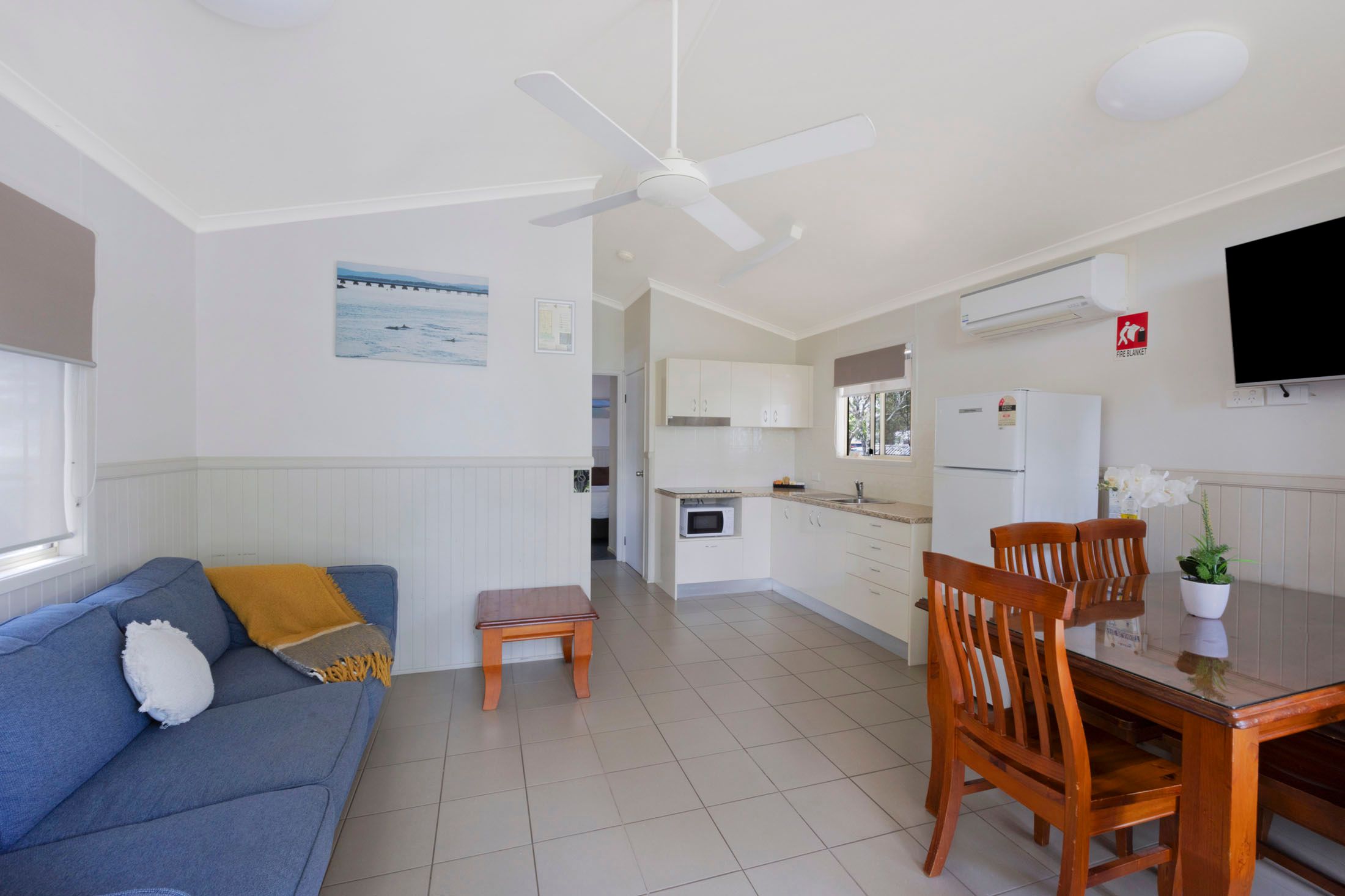 Tuncurry Deluxe Cabin - sleeps 4 - open plan living and kicthen