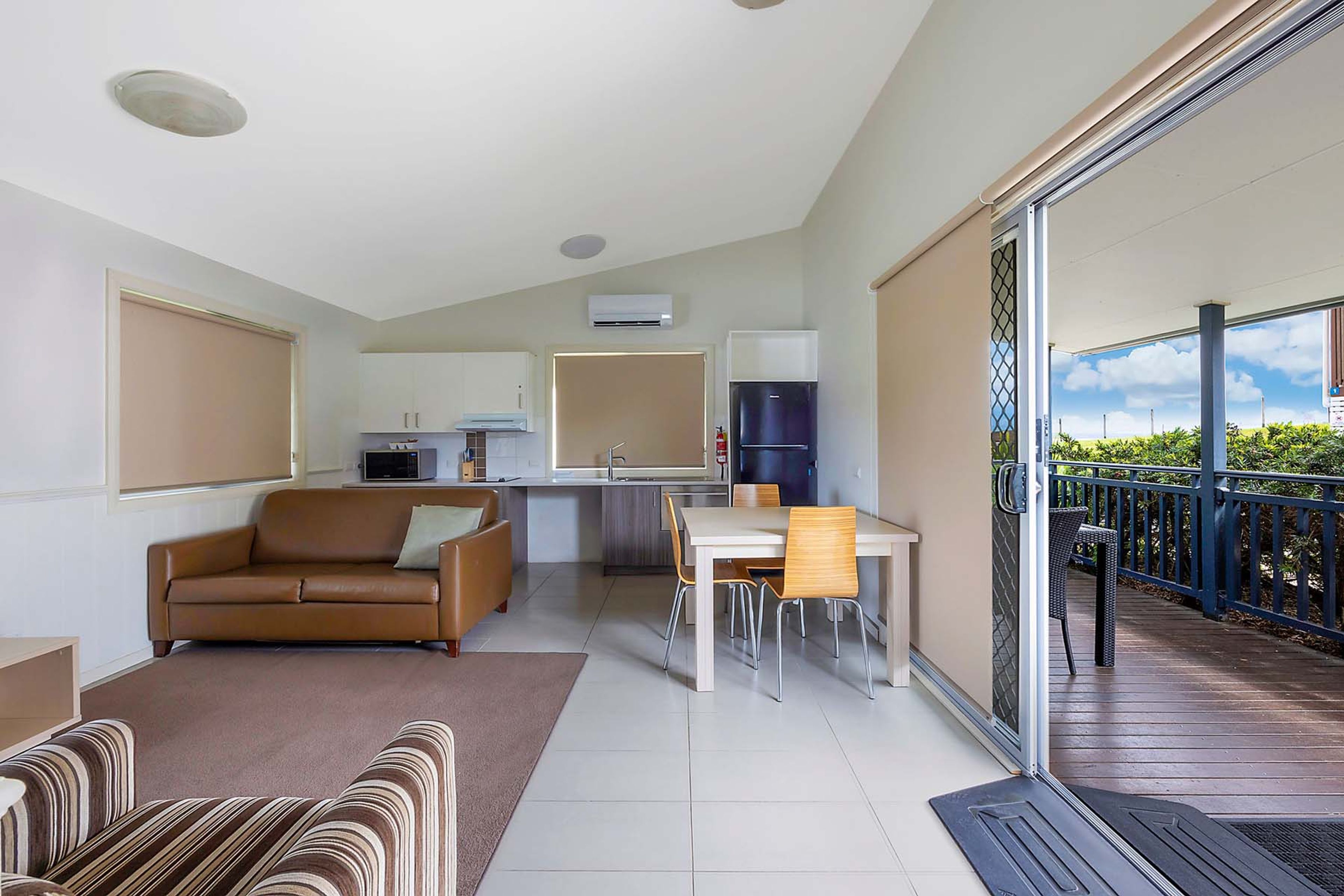Bermagui Superior Cabin - Sleeps 2 - Dining-Kitche
