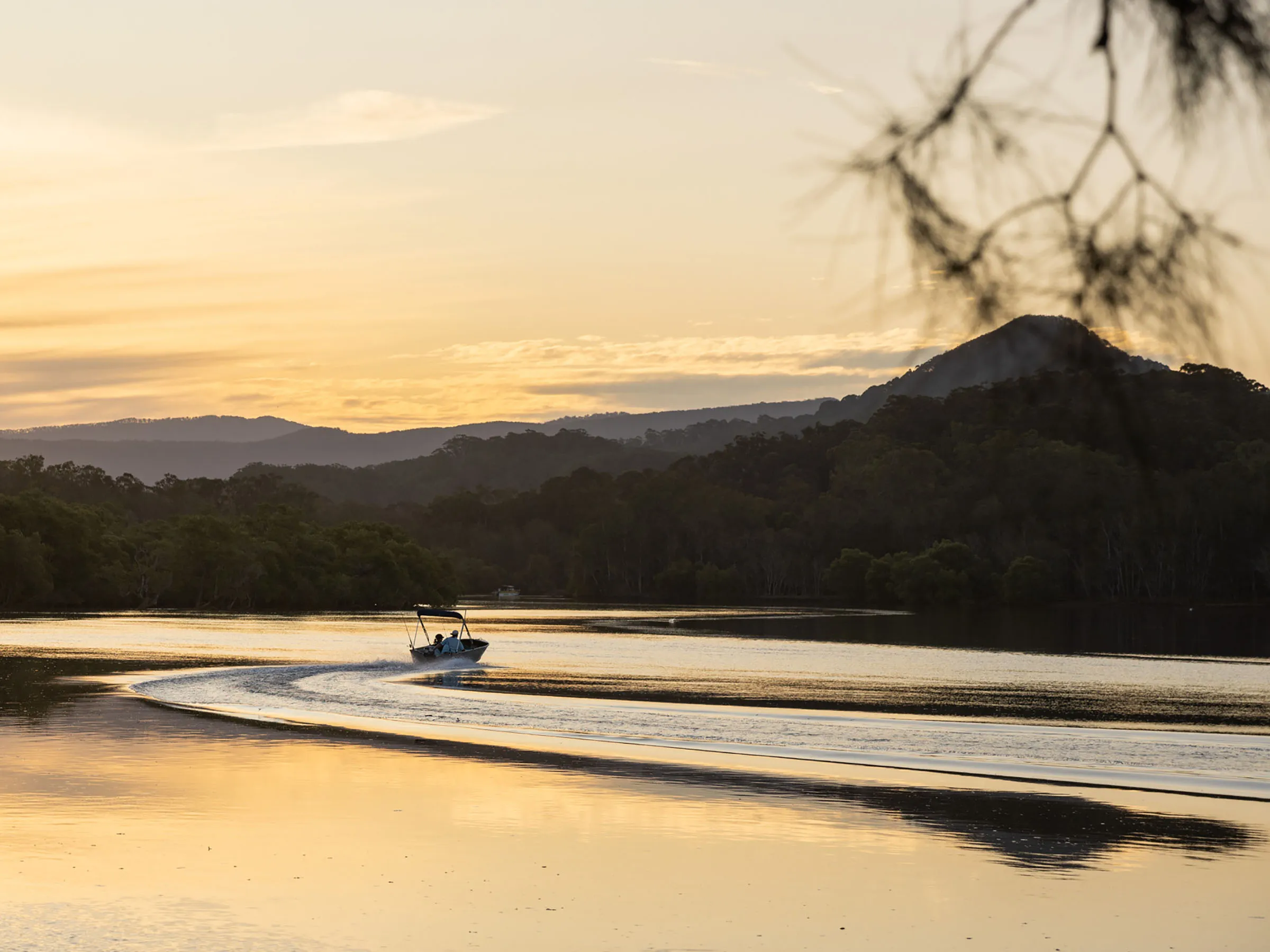 Reflections Holidays Ferry Reserve holiday & caravan park boating on the Lauchlan river