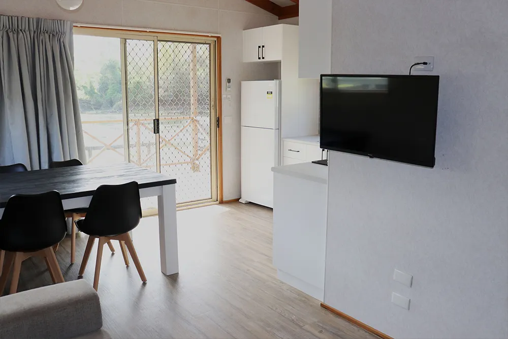 Tumut Deluxe Cabin - Sleeps 4 - Lifestyle - dining