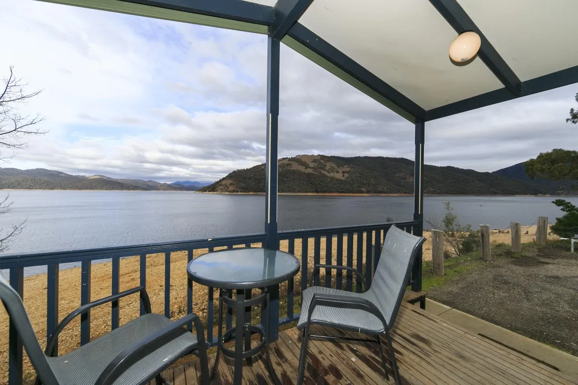 Burrinjuck Waters Superior Cabin - sleeps 6 verand