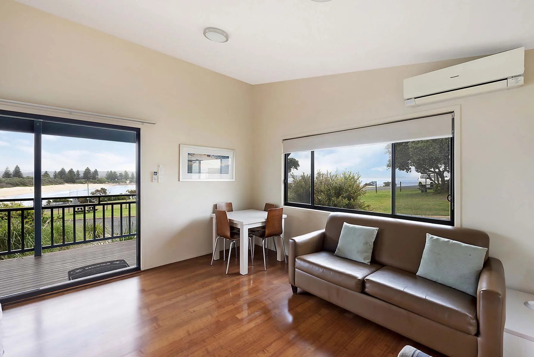 Bermagui Superior Cabin - Sleeps 2 - Living