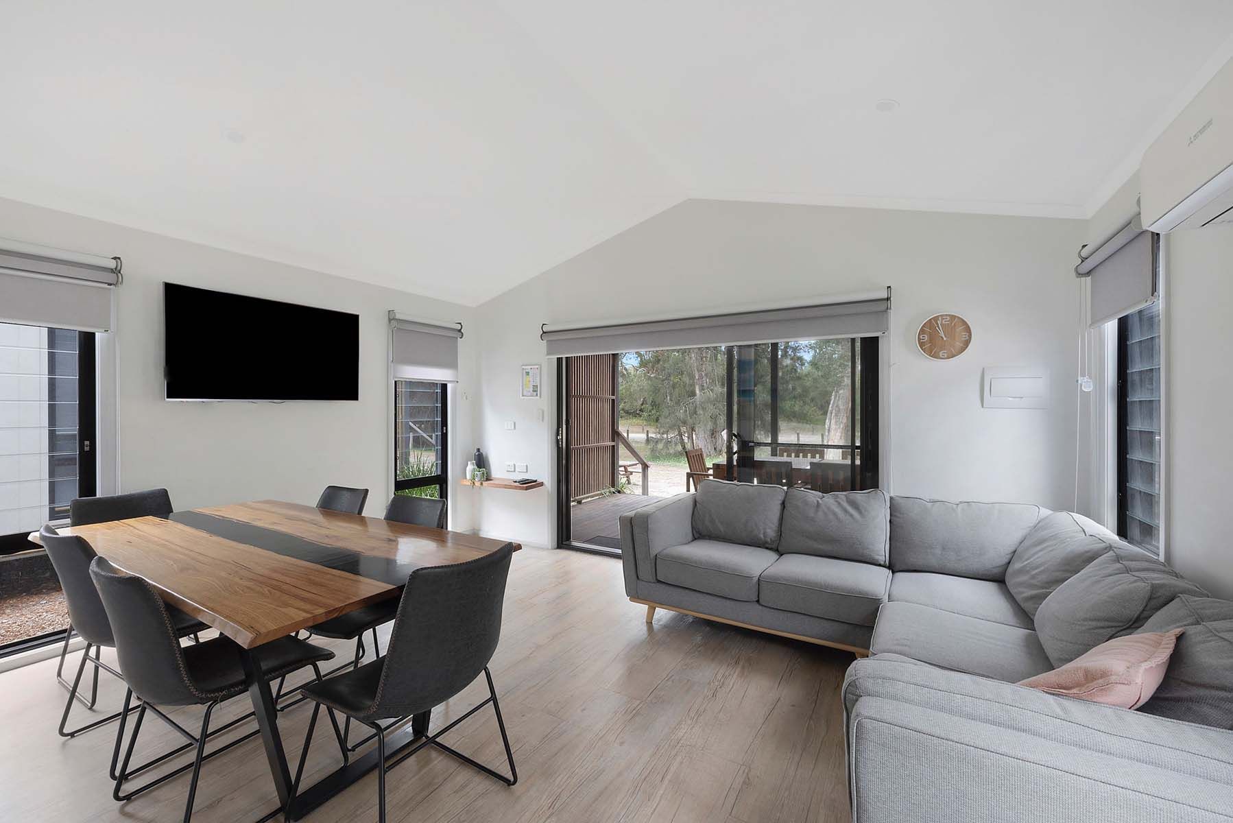 Jimmys Beach - Deluxe Villa - Sleeps 6 - Living & 