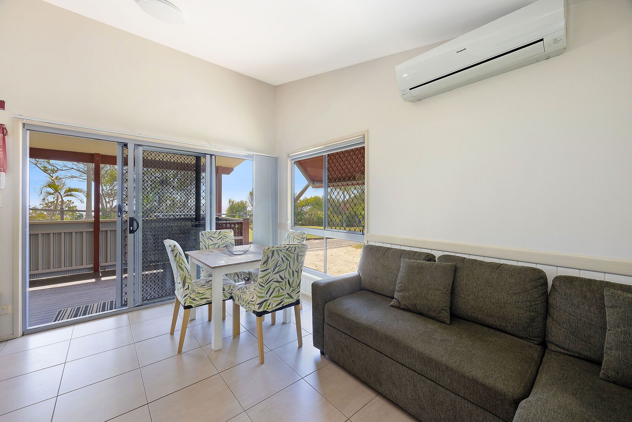 Nambucca Heads Deluxe Cabin - Sleeps 6 - lounge