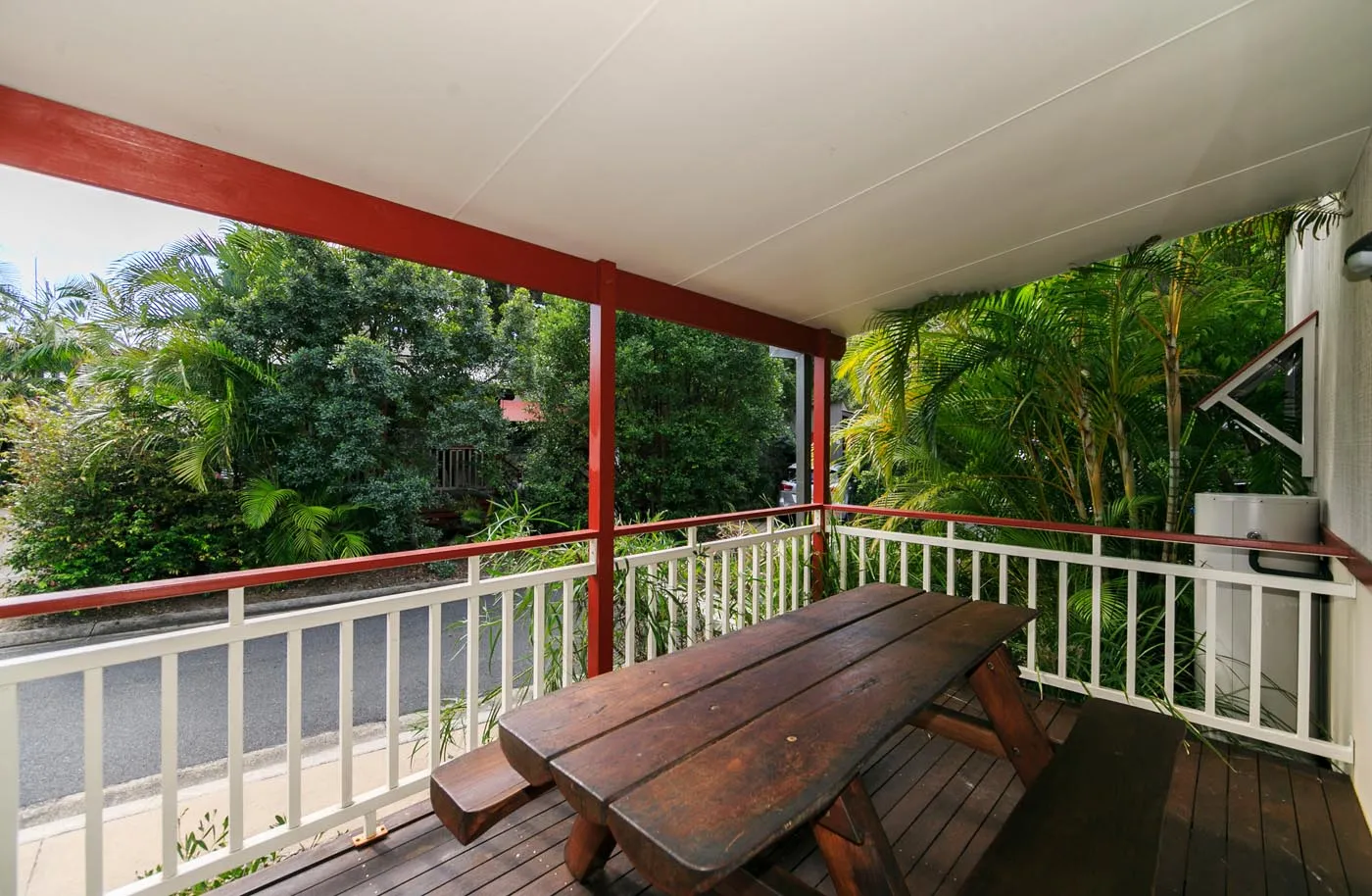 Byron Bay - Deluxe Cabin - Sleeps 6 - Verandah