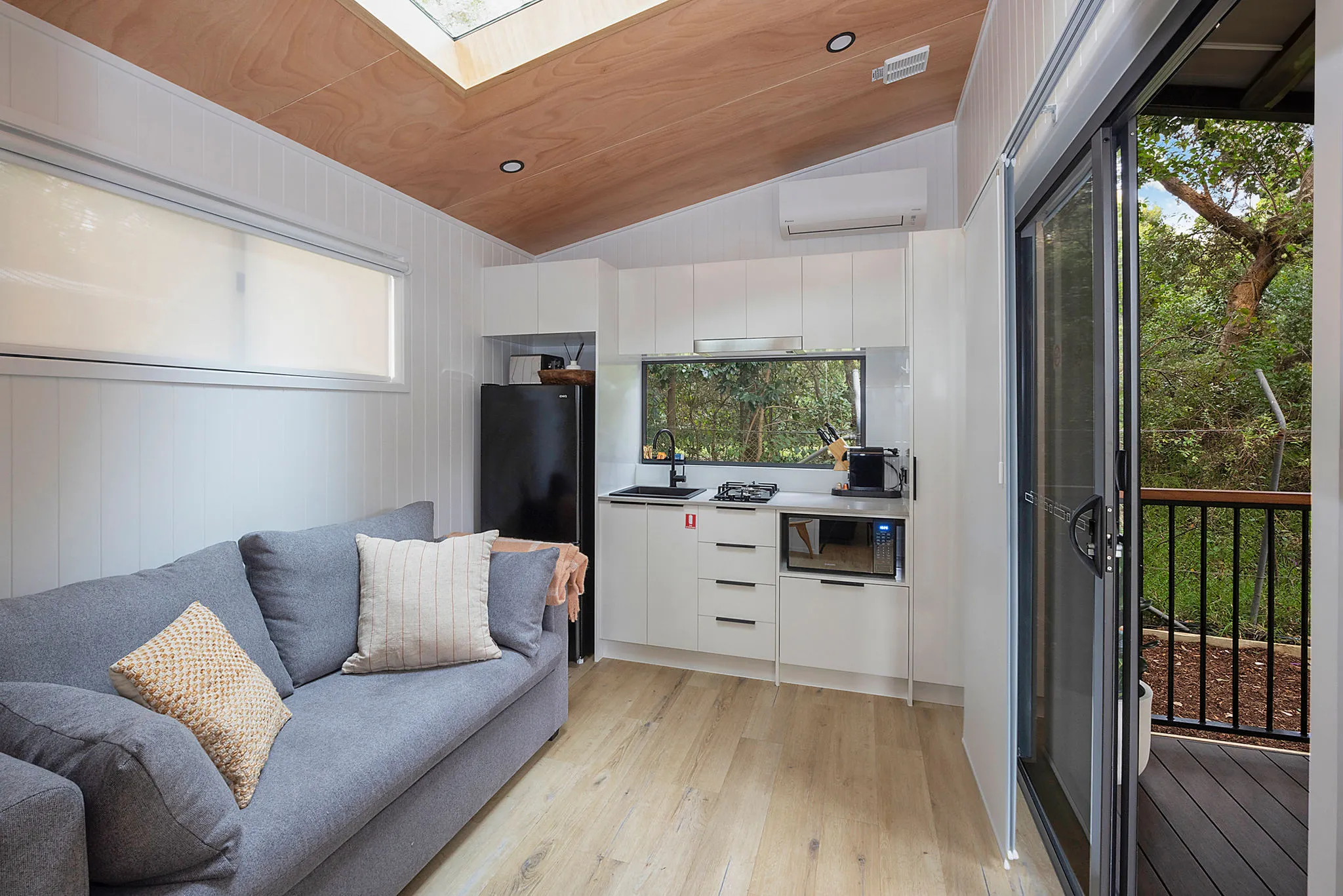 North Haven - Premium Tiny Home - Sleeps 2 - loung