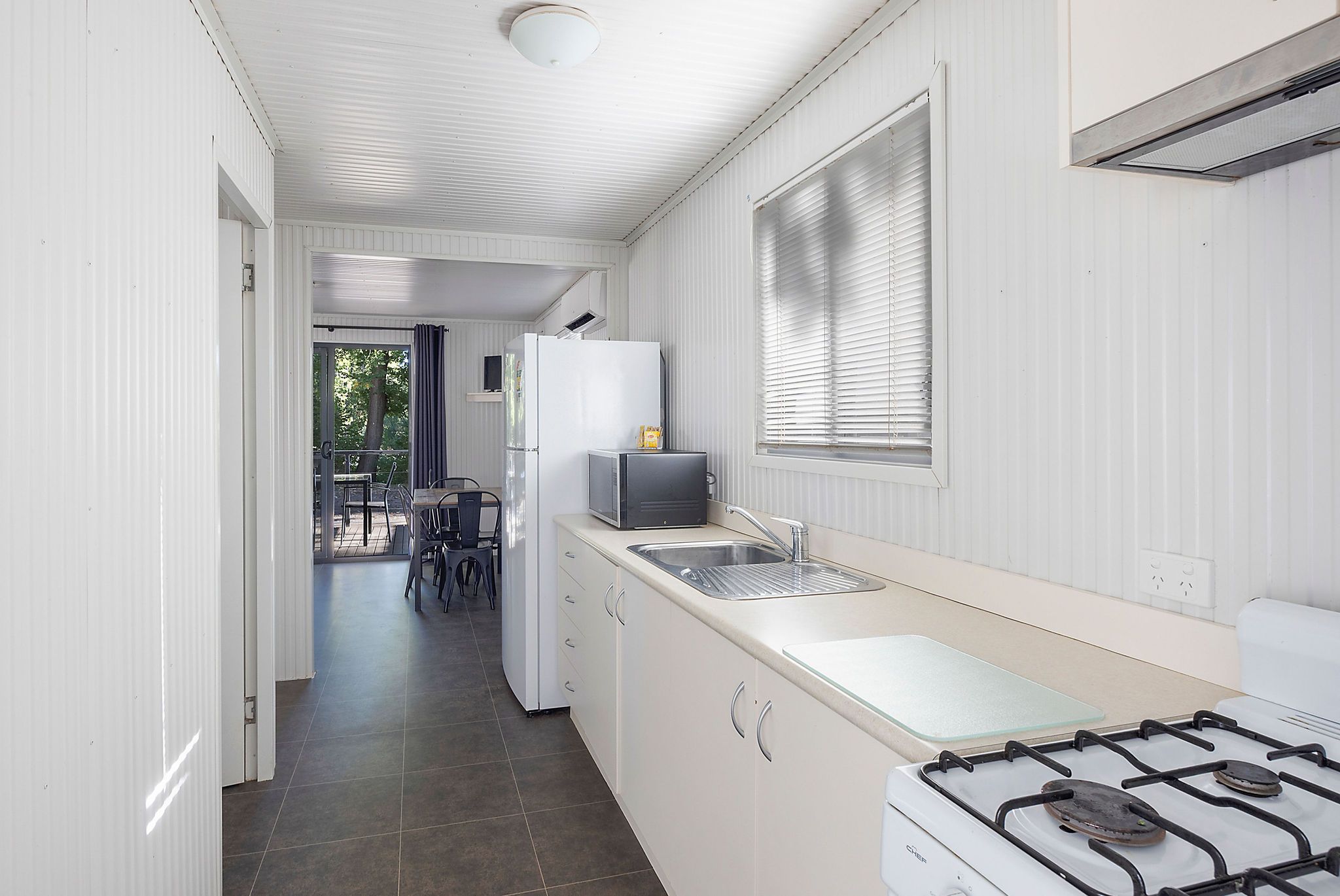 Tumut Standard Cabin - Sleeps 5 - Riverbreeze - kitchen