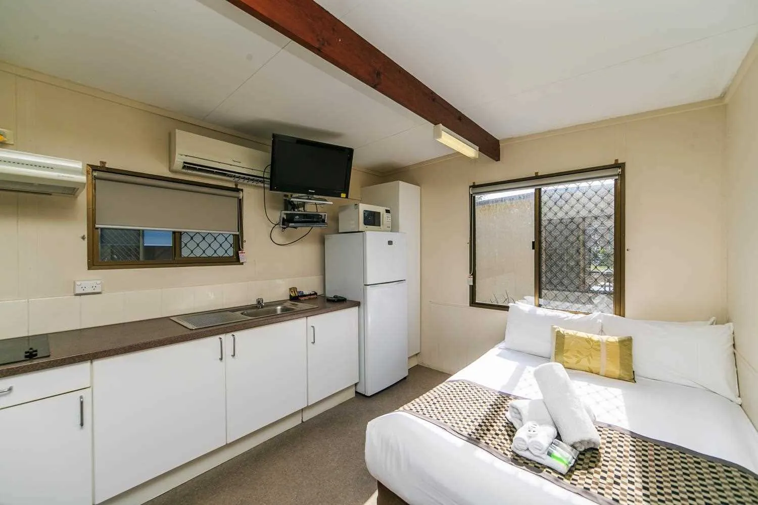 Lennox Head - Deluxe Cabin - Sleep 4 - Dog Friendl