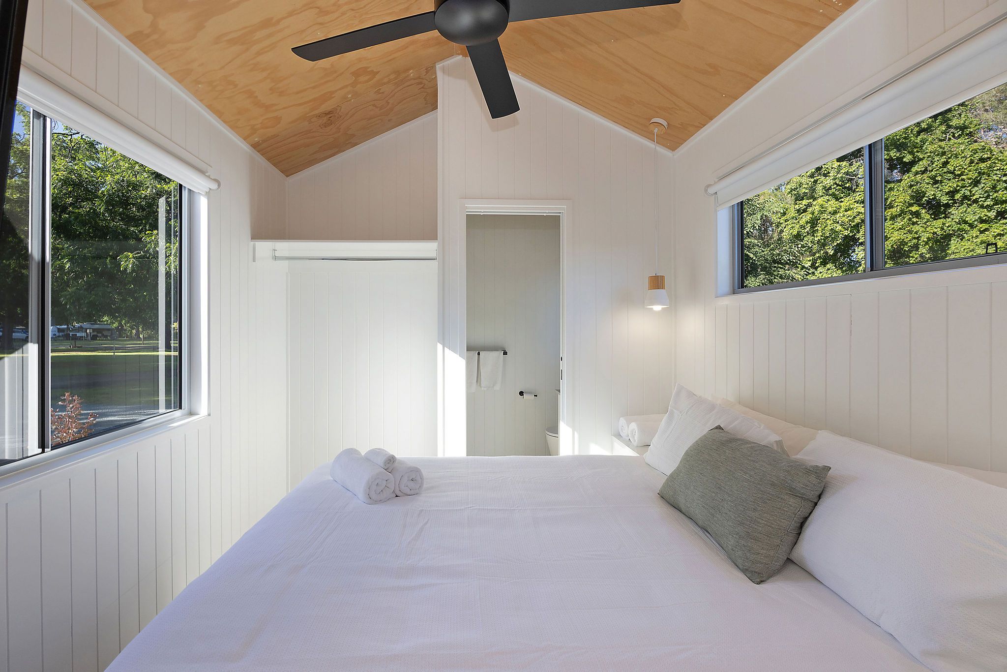 Tumut river tiny home - bedroom
