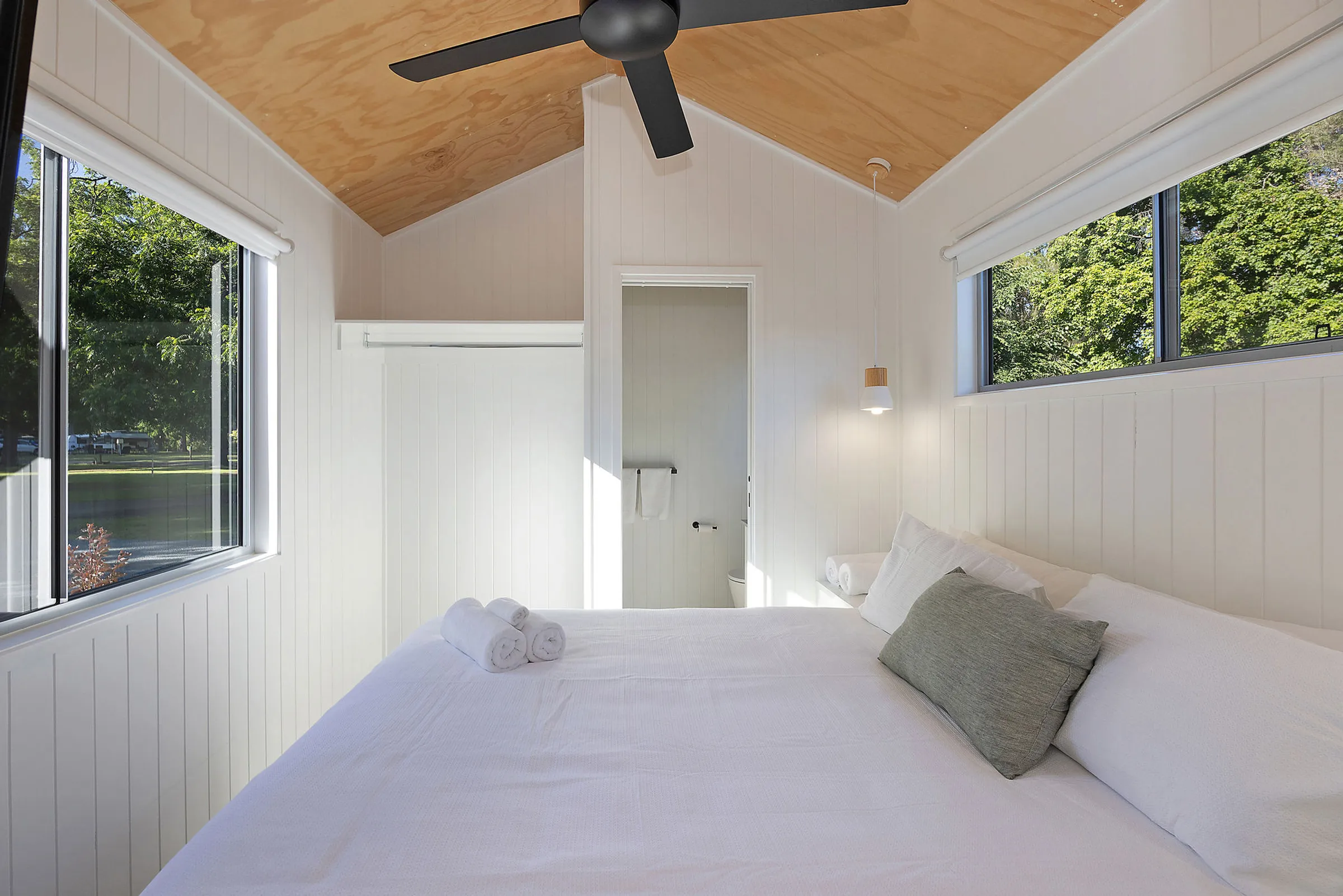Tumut river tiny home - bedroom