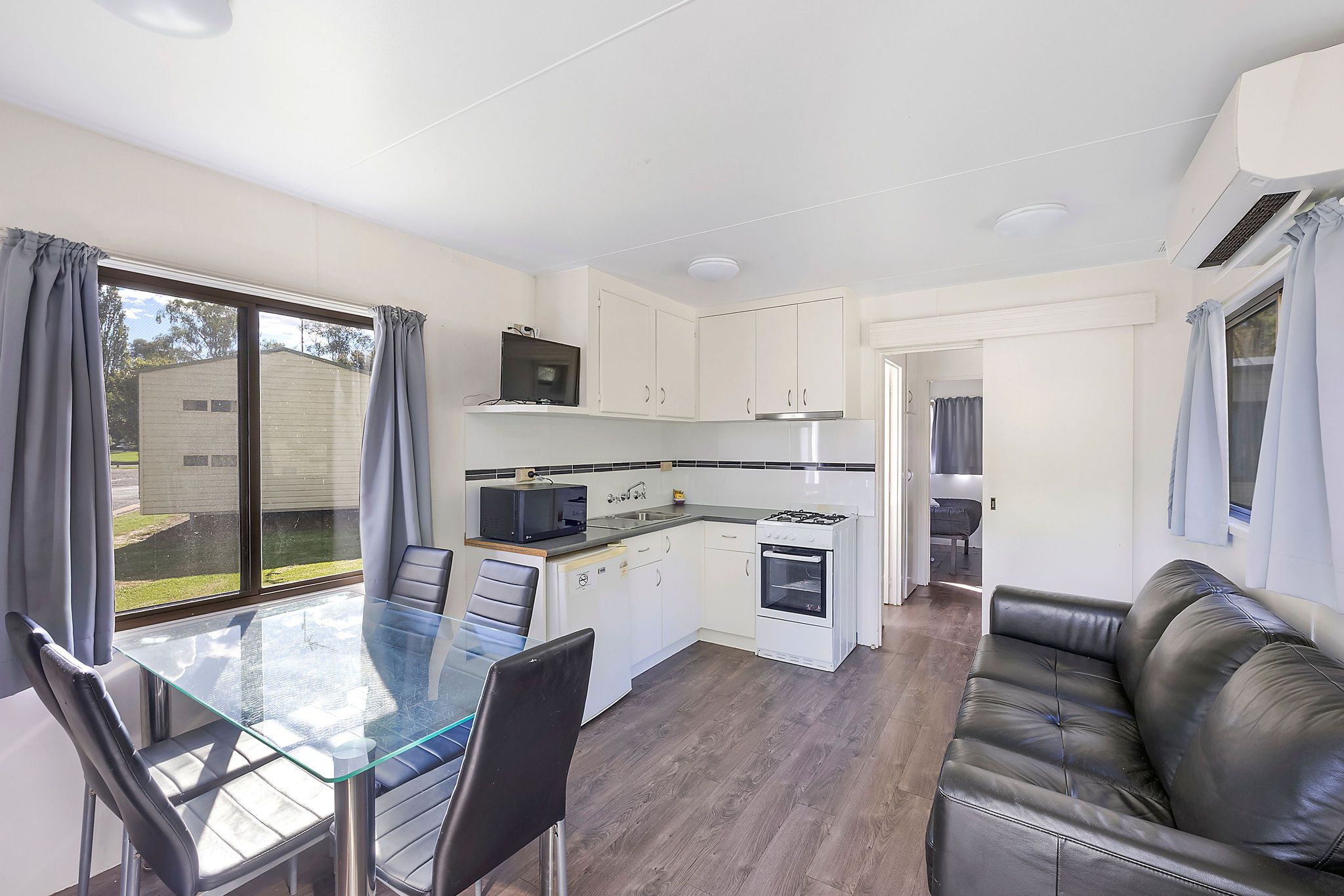 Tumut Economy Cabin - Sleeps 6 - living dining