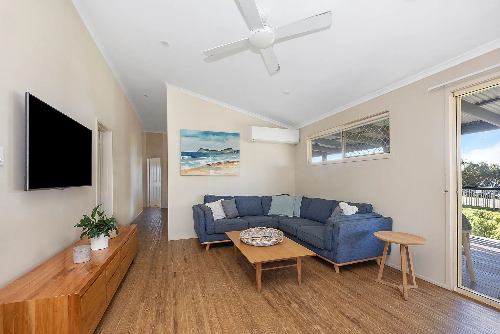 Lennox Head Superio Cabin - sleeps 7 - living