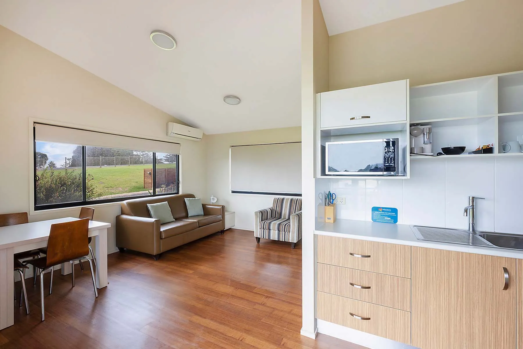 Bermagui Superior Cabin - Sleeps 2 - dining-Kitche