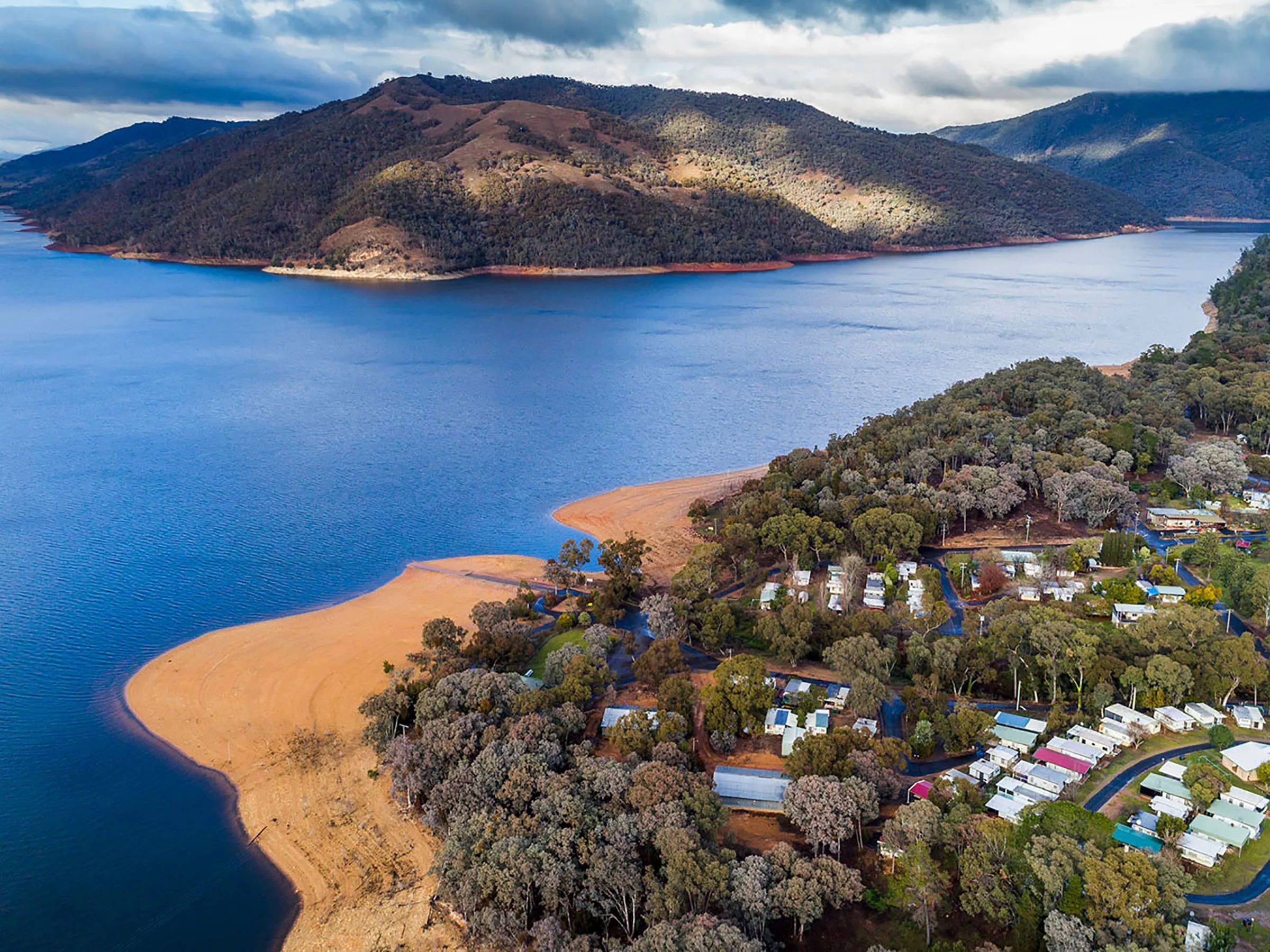 Reflections Holidays Burrinjuck Waters holiday & caravan park aerial shot