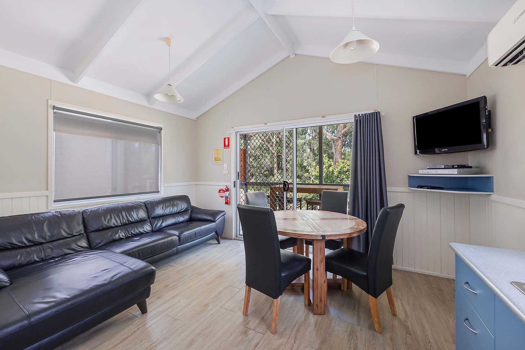 Jimmys Beach - Deluxe Cabin - Sleeps 5 - Dining