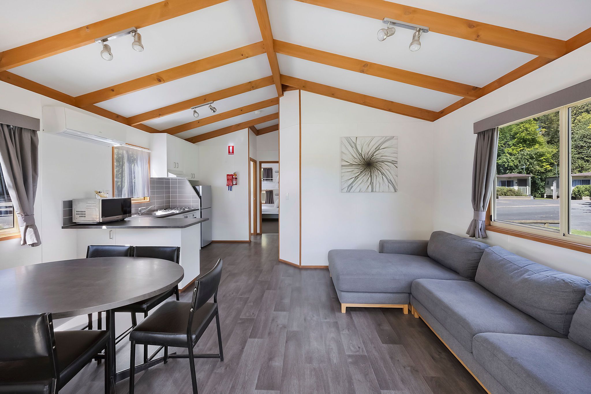 Tumut Deluxe Cabin - Sleeps 6 - open plan living