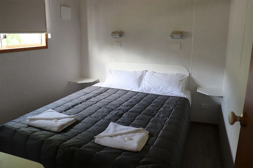 Tumut Deluxe Cabin - Sleeps 4 - Lifestyle - bedroom