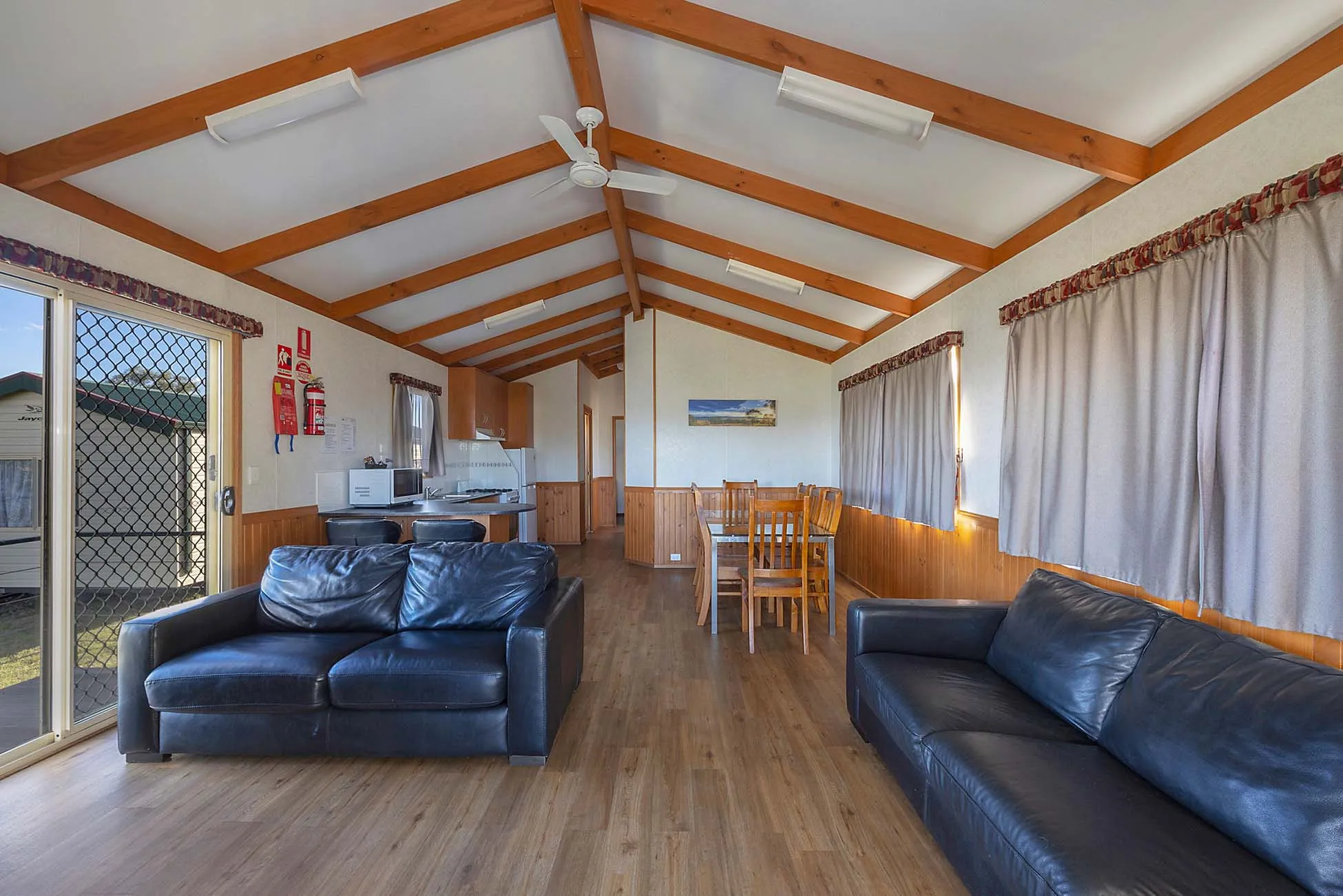 Lake Burrendong - Deluxe Cabin - Sleeps 7 - Living