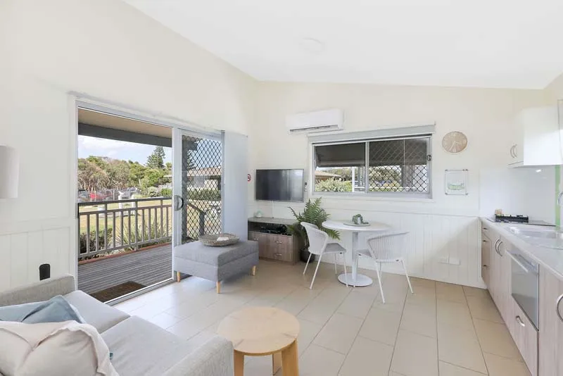 Lennox Head - Deluxe Cabin - Sleep 2 - Dining